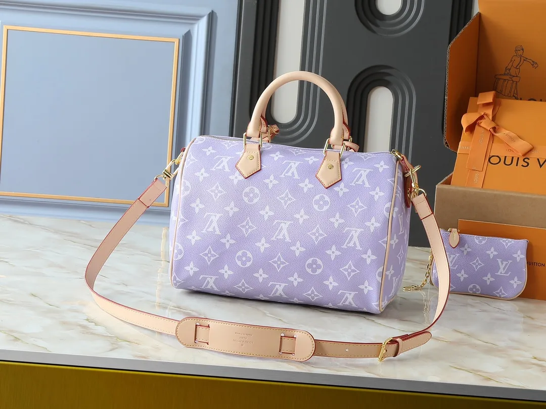 💰280💰Upgraded from the original M13904 M13914 M14064 This Speedy Bandoulière 30 handbag is carefully made of cow leather printed with the classic Monogram pattern. The size is designed to be just right: it is compact and lightweight, but enough to accommodate daily needs. The handbag shows exquisite craftsmanship in every detail, from the vintage side locks to the luxurious sheepskin lining, every aspect reflects the brand's unremitting pursuit of quality. In addition to the top handle design, it is also equipped with a detachable shoulder strap, providing diverse carrying methods. Dimensions: 32.0 x 22.5 x 18.0 cm (length x height x width)