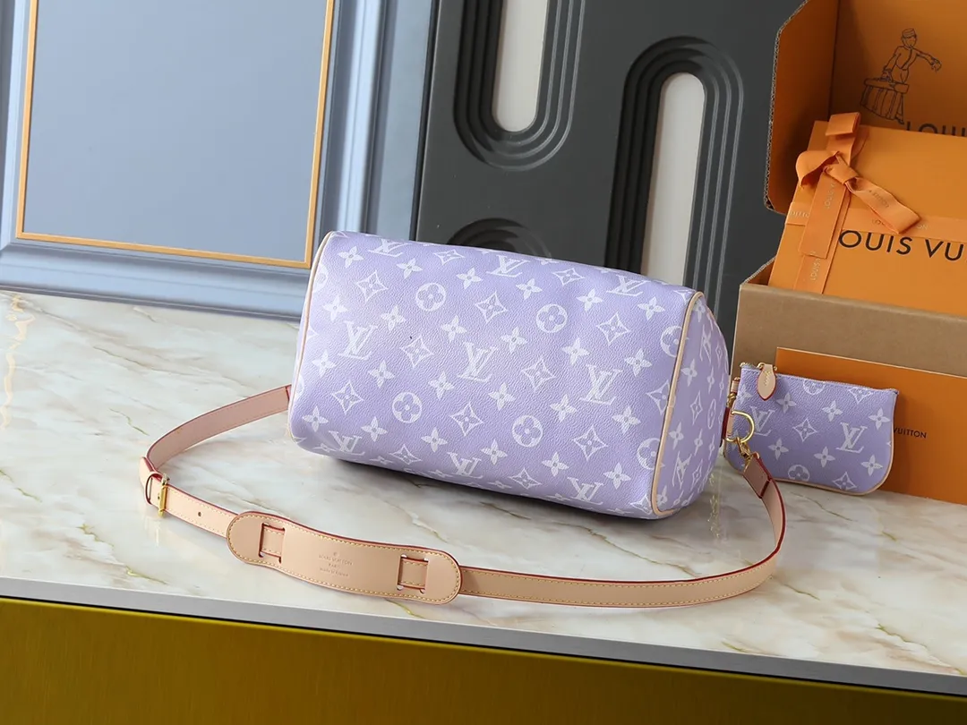 💰280💰Upgraded from the original M13904 M13914 M14064 This Speedy Bandoulière 30 handbag is carefully made of cow leather printed with the classic Monogram pattern. The size is designed to be just right: it is compact and lightweight, but enough to accommodate daily needs. The handbag shows exquisite craftsmanship in every detail, from the vintage side locks to the luxurious sheepskin lining, every aspect reflects the brand's unremitting pursuit of quality. In addition to the top handle design, it is also equipped with a detachable shoulder strap, providing diverse carrying methods. Dimensions: 32.0 x 22.5 x 18.0 cm (length x height x width)