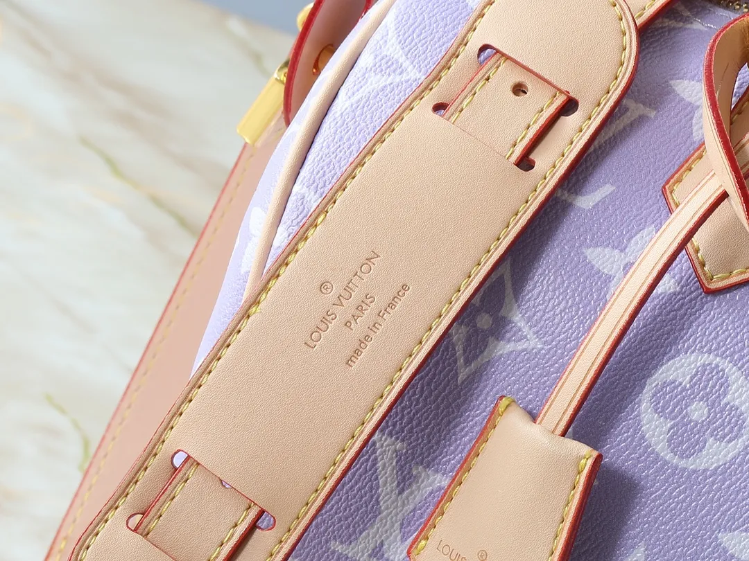 💰280💰Upgraded from the original M13904 M13914 M14064 This Speedy Bandoulière 30 handbag is carefully made of cow leather printed with the classic Monogram pattern. The size is designed to be just right: it is compact and lightweight, but enough to accommodate daily needs. The handbag shows exquisite craftsmanship in every detail, from the vintage side locks to the luxurious sheepskin lining, every aspect reflects the brand's unremitting pursuit of quality. In addition to the top handle design, it is also equipped with a detachable shoulder strap, providing diverse carrying methods. Dimensions: 32.0 x 22.5 x 18.0 cm (length x height x width)