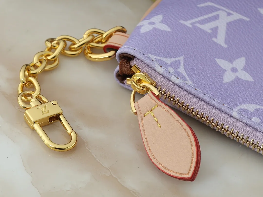 💰280💰Upgraded from the original M13904 M13914 M14064 This Speedy Bandoulière 30 handbag is carefully made of cow leather printed with the classic Monogram pattern. The size is designed to be just right: it is compact and lightweight, but enough to accommodate daily needs. The handbag shows exquisite craftsmanship in every detail, from the vintage side locks to the luxurious sheepskin lining, every aspect reflects the brand's unremitting pursuit of quality. In addition to the top handle design, it is also equipped with a detachable shoulder strap, providing diverse carrying methods. Dimensions: 32.0 x 22.5 x 18.0 cm (length x height x width)
