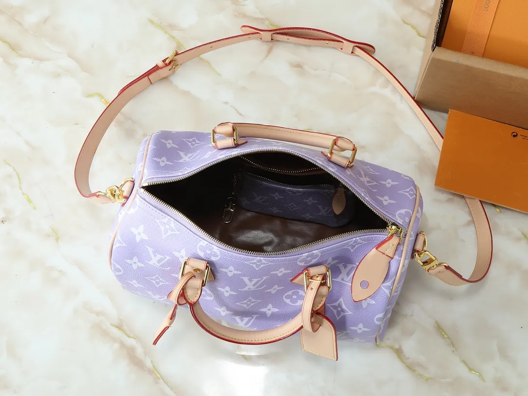 💰280💰Upgraded from the original M13904 M13914 M14064 This Speedy Bandoulière 30 handbag is carefully made of cow leather printed with the classic Monogram pattern. The size is designed to be just right: it is compact and lightweight, but enough to accommodate daily needs. The handbag shows exquisite craftsmanship in every detail, from the vintage side locks to the luxurious sheepskin lining, every aspect reflects the brand's unremitting pursuit of quality. In addition to the top handle design, it is also equipped with a detachable shoulder strap, providing diverse carrying methods. Dimensions: 32.0 x 22.5 x 18.0 cm (length x height x width)