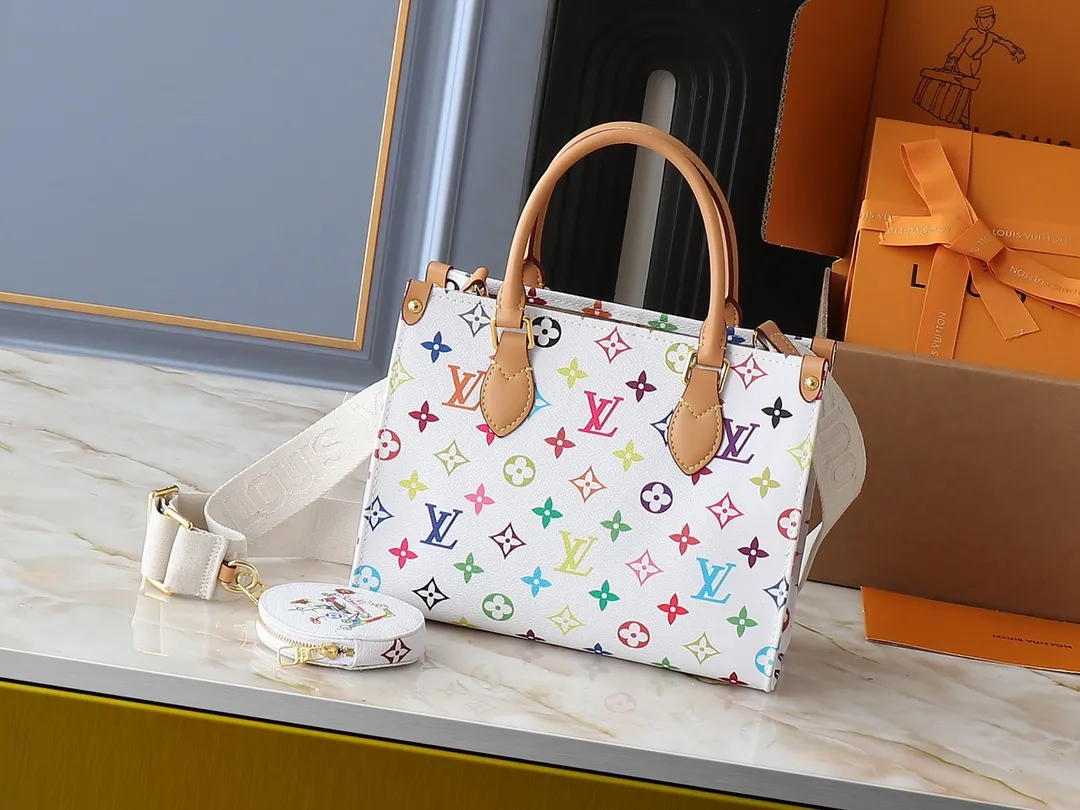 💰260💰Upgraded from the original M45659 M46373 M44571 Murakami Takashi co-branded three colors. This OnTheGo small handbag is made of Monogram and Monogram Reverse canvas, with the Monogram Giant pattern embellished on it. The Toron handle and the jacquard textured shoulder strap decorated with the brand's logo create a visual contrast, and the detachable coin bag is suitable for storing change or small items. It combines fashionable charm with various functions, making it a good daily companion. 25.0 x 19.0 x 11.5 cm (length x height x width)