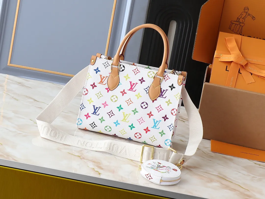 💰260💰Upgraded from the original M45659 M46373 M44571 Murakami Takashi co-branded three colors. This OnTheGo small handbag is made of Monogram and Monogram Reverse canvas, with the Monogram Giant pattern embellished on it. The Toron handle and the jacquard textured shoulder strap decorated with the brand's logo create a visual contrast, and the detachable coin bag is suitable for storing change or small items. It combines fashionable charm with various functions, making it a good daily companion. 25.0 x 19.0 x 11.5 cm (length x height x width)