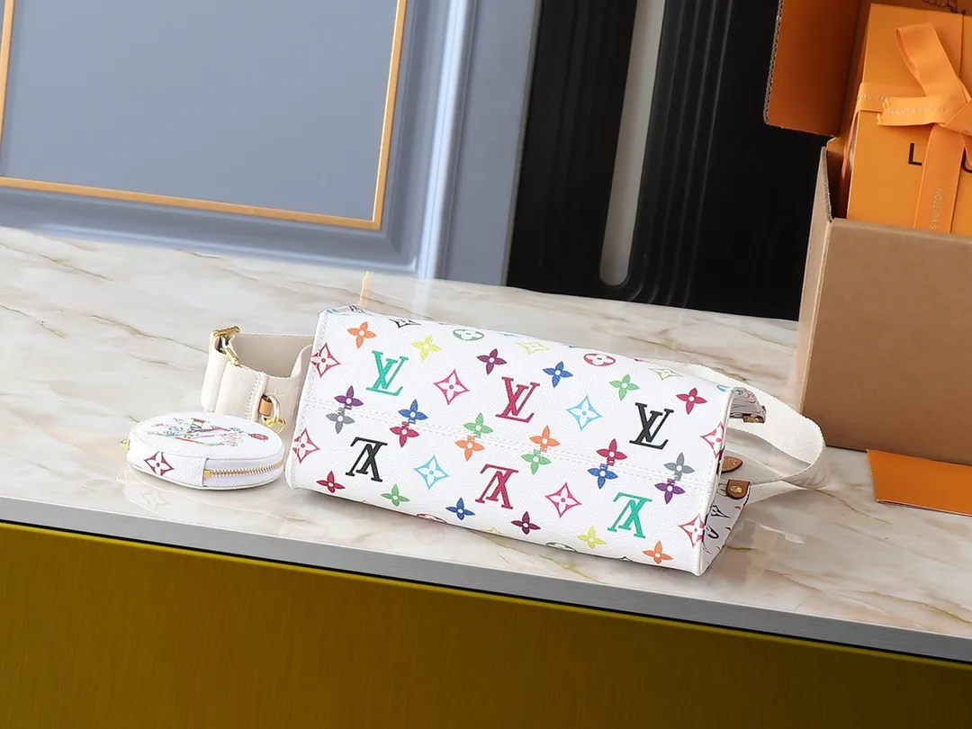 💰260💰Upgraded from the original M45659 M46373 M44571 Murakami Takashi co-branded three colors. This OnTheGo small handbag is made of Monogram and Monogram Reverse canvas, with the Monogram Giant pattern embellished on it. The Toron handle and the jacquard textured shoulder strap decorated with the brand's logo create a visual contrast, and the detachable coin bag is suitable for storing change or small items. It combines fashionable charm with various functions, making it a good daily companion. 25.0 x 19.0 x 11.5 cm (length x height x width)