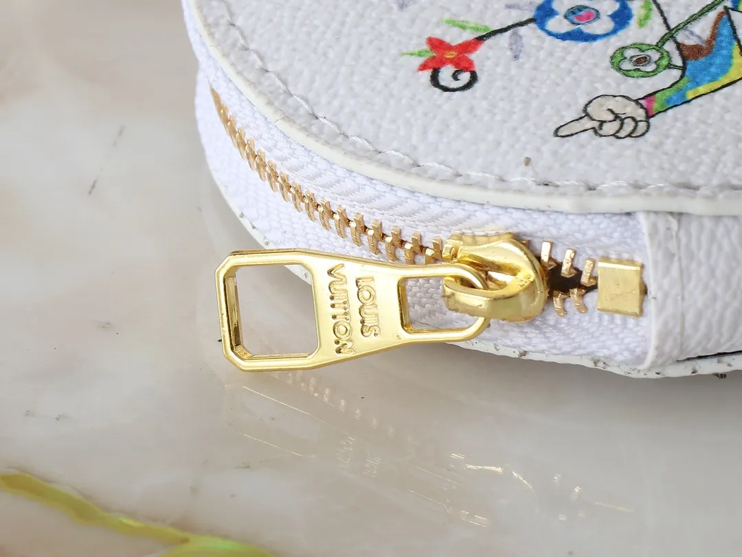 💰260💰Upgraded from the original M45659 M46373 M44571 Murakami Takashi co-branded three colors. This OnTheGo small handbag is made of Monogram and Monogram Reverse canvas, with the Monogram Giant pattern embellished on it. The Toron handle and the jacquard textured shoulder strap decorated with the brand's logo create a visual contrast, and the detachable coin bag is suitable for storing change or small items. It combines fashionable charm with various functions, making it a good daily companion. 25.0 x 19.0 x 11.5 cm (length x height x width)