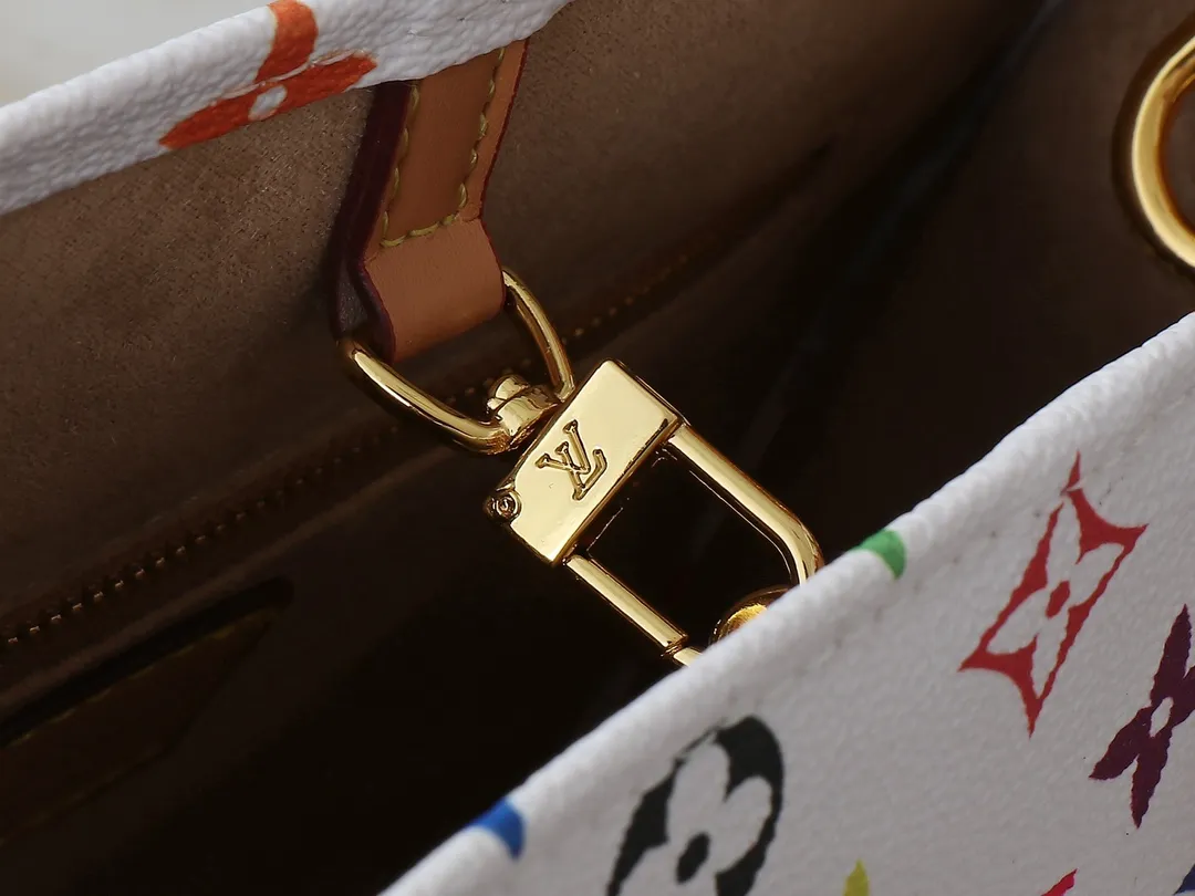 💰260💰Upgraded from the original M45659 M46373 M44571 Murakami Takashi co-branded three colors. This OnTheGo small handbag is made of Monogram and Monogram Reverse canvas, with the Monogram Giant pattern embellished on it. The Toron handle and the jacquard textured shoulder strap decorated with the brand's logo create a visual contrast, and the detachable coin bag is suitable for storing change or small items. It combines fashionable charm with various functions, making it a good daily companion. 25.0 x 19.0 x 11.5 cm (length x height x width)