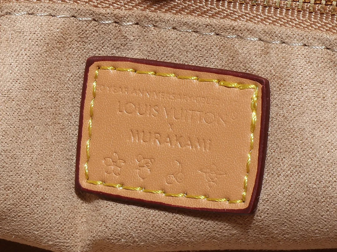 💰260💰Upgraded from the original M45659 M46373 M44571 Murakami Takashi co-branded three colors. This OnTheGo small handbag is made of Monogram and Monogram Reverse canvas, with the Monogram Giant pattern embellished on it. The Toron handle and the jacquard textured shoulder strap decorated with the brand's logo create a visual contrast, and the detachable coin bag is suitable for storing change or small items. It combines fashionable charm with various functions, making it a good daily companion. 25.0 x 19.0 x 11.5 cm (length x height x width)