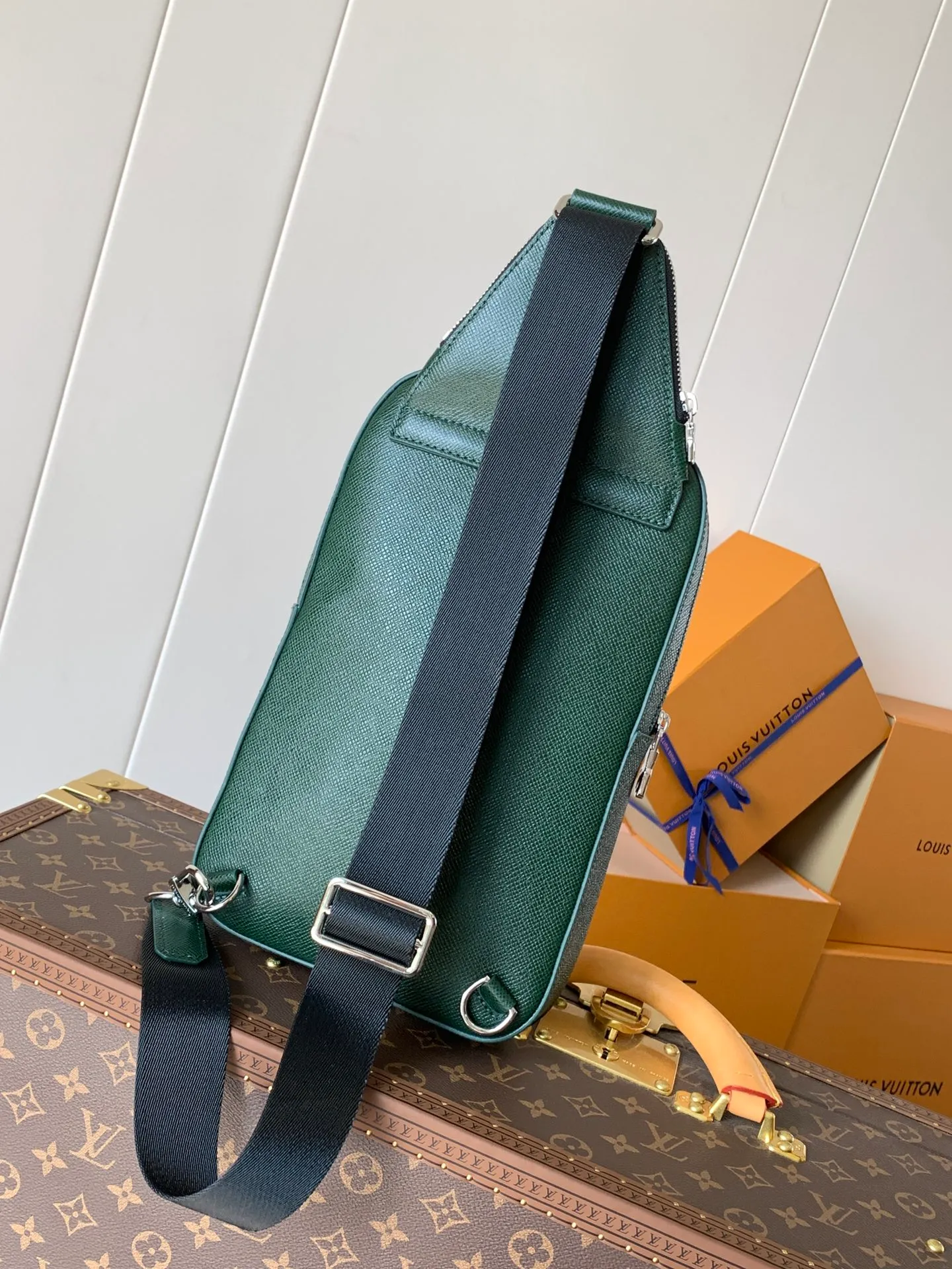 💰1020 (top layer leather) top original order transcoding chip style number: M30863 dark green cross pattern] M30973 dark green This Avenue shoulder bag is made of Damier Graphite canvas, and the front outer bag is decorated with a Louis Vuitton Paris logo leather patch. The adjustable nylon shoulder straps can be fixed on the left and right sides with D-rings, while the canvas straps and lining are sustainable. Damier Graphite coated canvas - Calfskin trim - Textile lining - Square hardware on the front - Main compartment - Zip front pocket - Small top zip pocket - Shoulder strap, non-detachable, adjustable! ! ;Size:20x31x7CM
