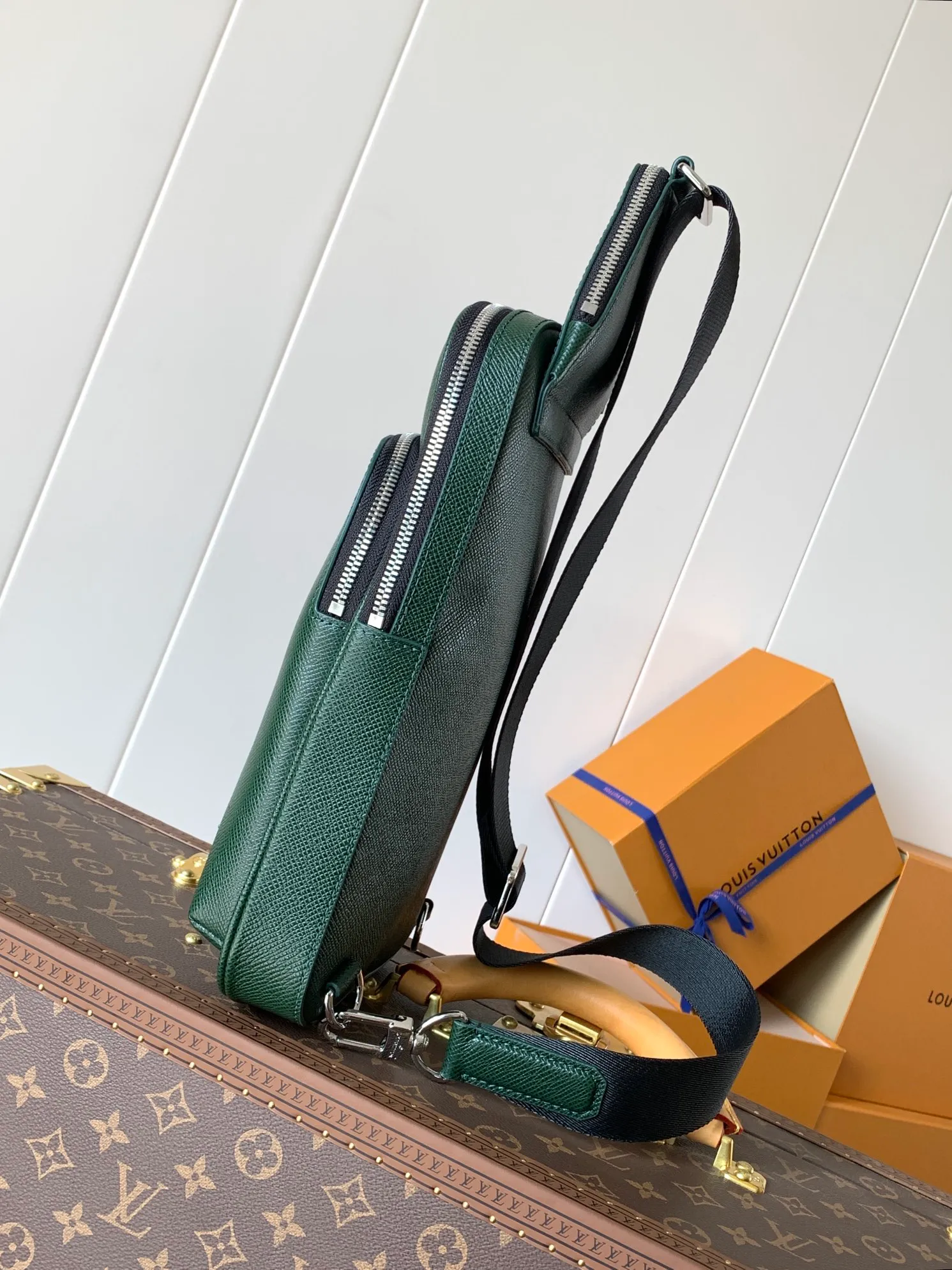 💰1020 (top layer leather) top original order transcoding chip style number: M30863 dark green cross pattern] M30973 dark green This Avenue shoulder bag is made of Damier Graphite canvas, and the front outer bag is decorated with a Louis Vuitton Paris logo leather patch. The adjustable nylon shoulder straps can be fixed on the left and right sides with D-rings, while the canvas straps and lining are sustainable. Damier Graphite coated canvas - Calfskin trim - Textile lining - Square hardware on the front - Main compartment - Zip front pocket - Small top zip pocket - Shoulder strap, non-detachable, adjustable! ! ;Size:20x31x7CM