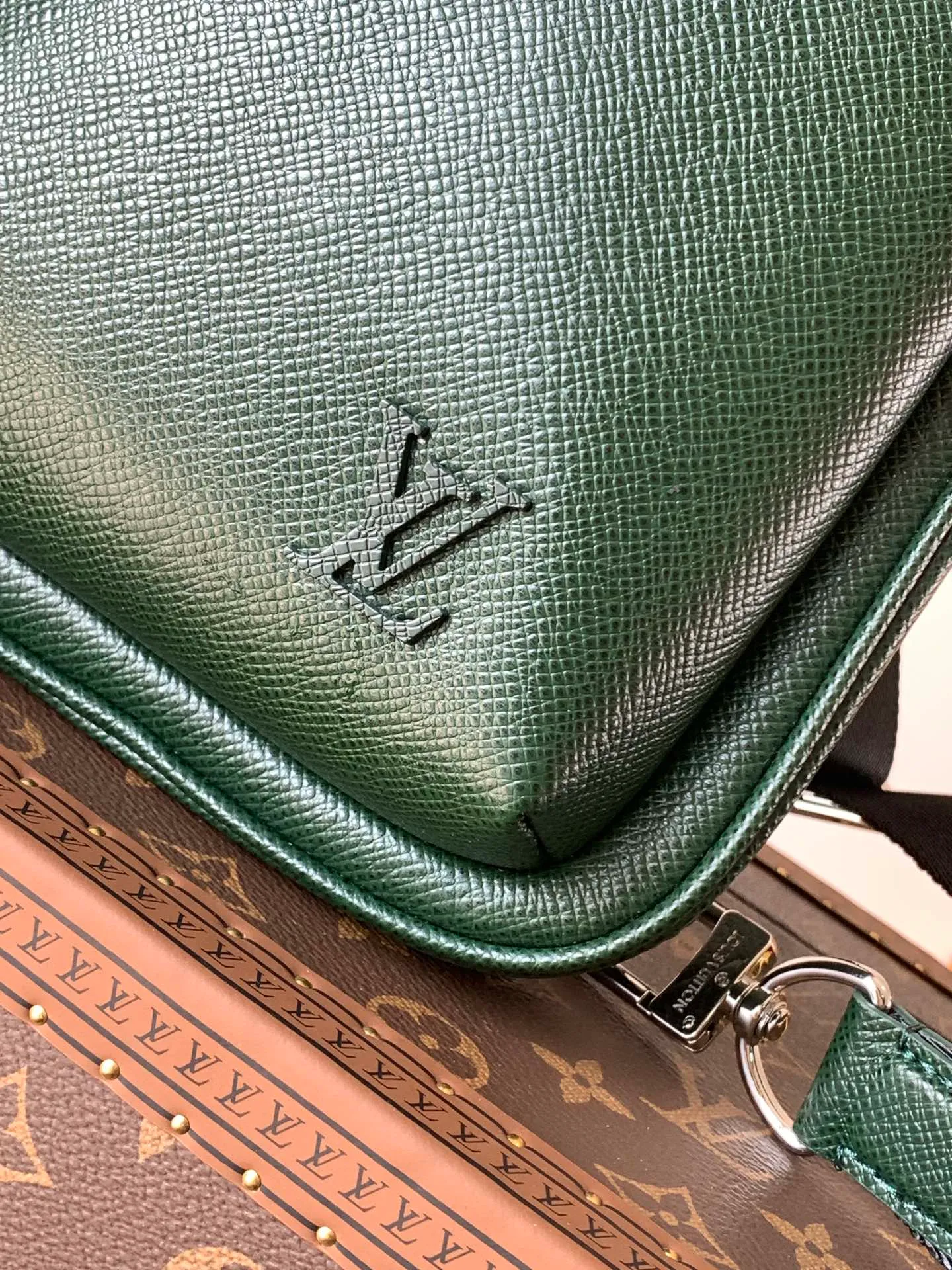 💰1020 (top layer leather) top original order transcoding chip style number: M30863 dark green cross pattern] M30973 dark green This Avenue shoulder bag is made of Damier Graphite canvas, and the front outer bag is decorated with a Louis Vuitton Paris logo leather patch. The adjustable nylon shoulder straps can be fixed on the left and right sides with D-rings, while the canvas straps and lining are sustainable. Damier Graphite coated canvas - Calfskin trim - Textile lining - Square hardware on the front - Main compartment - Zip front pocket - Small top zip pocket - Shoulder strap, non-detachable, adjustable! ! ;Size:20x31x7CM