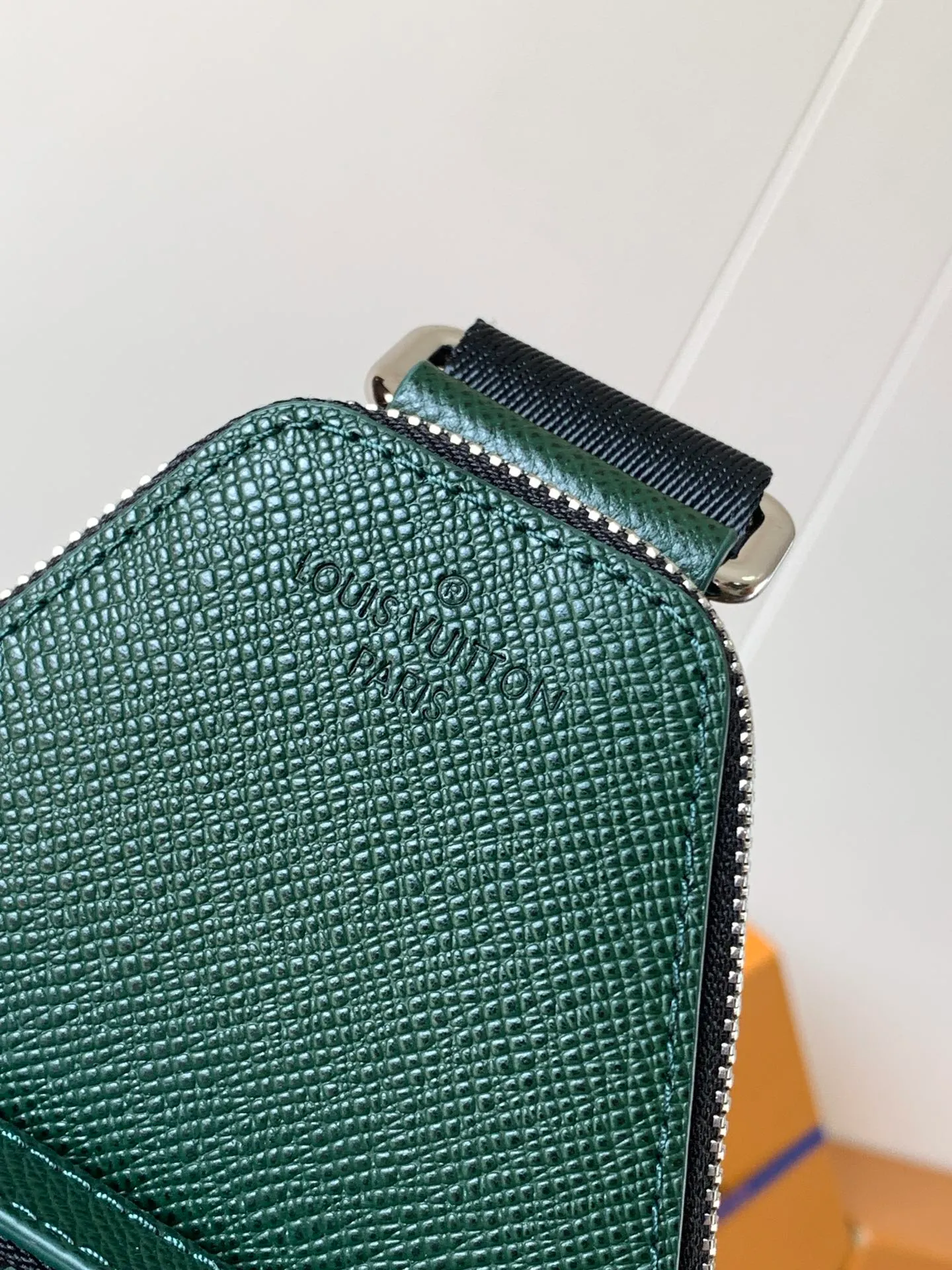 💰1020 (top layer leather) top original order transcoding chip style number: M30863 dark green cross pattern] M30973 dark green This Avenue shoulder bag is made of Damier Graphite canvas, and the front outer bag is decorated with a Louis Vuitton Paris logo leather patch. The adjustable nylon shoulder straps can be fixed on the left and right sides with D-rings, while the canvas straps and lining are sustainable. Damier Graphite coated canvas - Calfskin trim - Textile lining - Square hardware on the front - Main compartment - Zip front pocket - Small top zip pocket - Shoulder strap, non-detachable, adjustable! ! ;Size:20x31x7CM