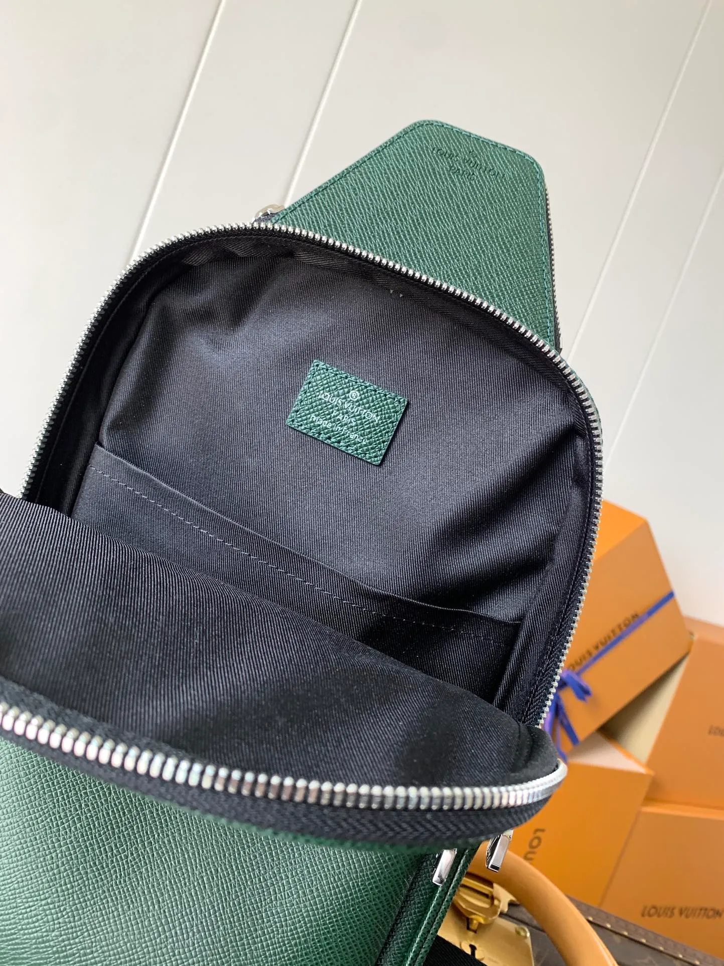 💰1020 (top layer leather) top original order transcoding chip style number: M30863 dark green cross pattern] M30973 dark green This Avenue shoulder bag is made of Damier Graphite canvas, and the front outer bag is decorated with a Louis Vuitton Paris logo leather patch. The adjustable nylon shoulder straps can be fixed on the left and right sides with D-rings, while the canvas straps and lining are sustainable. Damier Graphite coated canvas - Calfskin trim - Textile lining - Square hardware on the front - Main compartment - Zip front pocket - Small top zip pocket - Shoulder strap, non-detachable, adjustable! ! ;Size:20x31x7CM