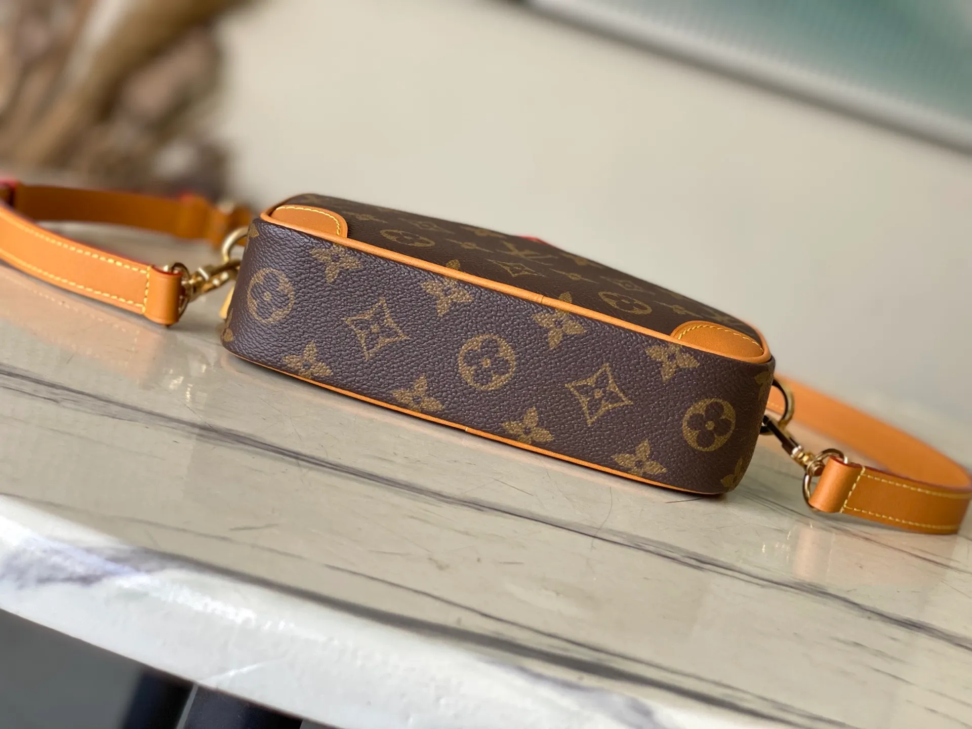 💰900 Top Original Order M14058 Trocadero mini handbag is made of Monogram canvas, vintage cow leather trim and reinforced front corners. It pays tribute to Louis Vuitton's legendary history and combines retro charm with exquisite modernity. The design is inspired by Louis Vuitton's cross-body bags designed in the 1980s and features a removable and adjustable shoulder strap. Dimensions: 20 × 13 × 6.5 cm