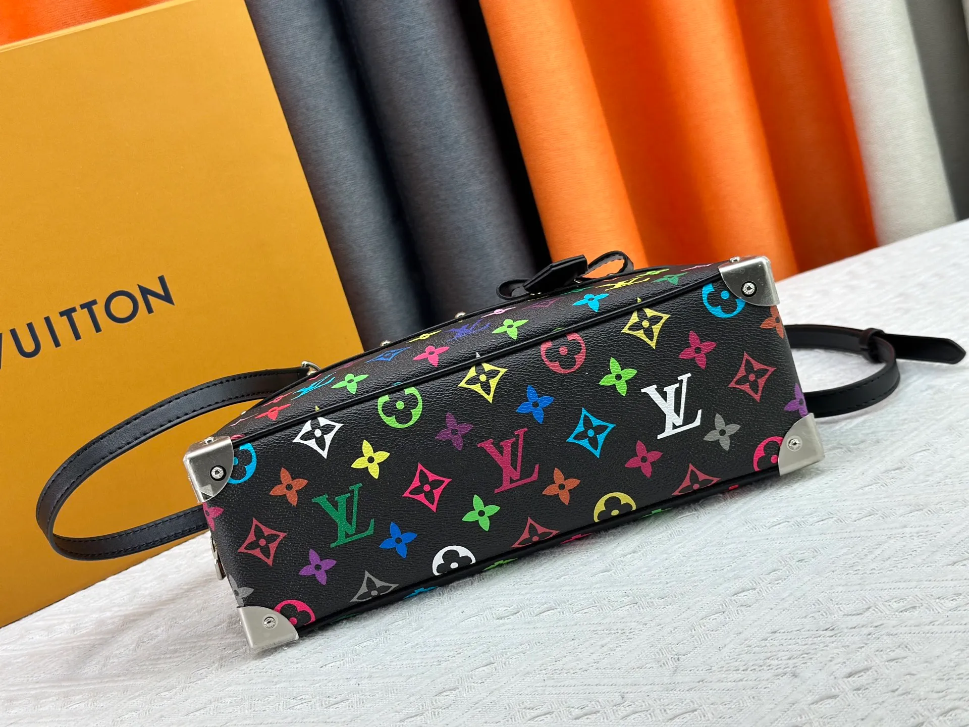P280 Upgraded Original M13084 This Handbag East West handbag is from the Louis Vuitton x Takashi Murakami reissue series, using the artist's signature rainbow tones to trace the full-length Monogram pattern. Sleek horizontal construction lines the top handle, studded side straps, detachable and adjustable shoulder strap and LV x TM key holder, with cowhide leather details and sophisticated corners that nod to the brand's traditional luggage. Dimensions: 27.0 x 14.0 x 10.0 cm (length x height x width)