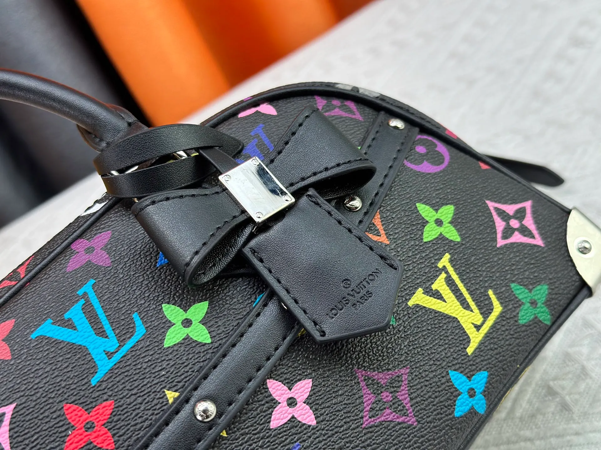 P280 Upgraded Original M13084 This Handbag East West handbag is from the Louis Vuitton x Takashi Murakami reissue series, using the artist's signature rainbow tones to trace the full-length Monogram pattern. Sleek horizontal construction lines the top handle, studded side straps, detachable and adjustable shoulder strap and LV x TM key holder, with cowhide leather details and sophisticated corners that nod to the brand's traditional luggage. Dimensions: 27.0 x 14.0 x 10.0 cm (length x height x width)