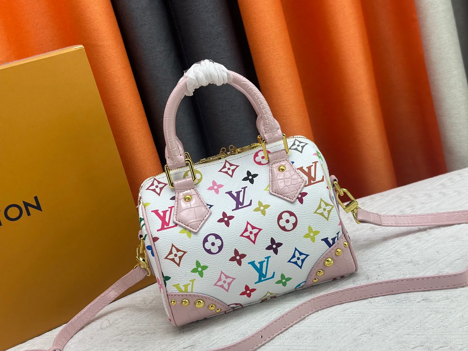 P260 Upgraded original crocodile pattern M13365 M58953 M46234 M46222 Speedy Bandoulière 20 handbag is made of soft coated canvas, and the full-length Monogram pattern is traced in colorful rainbow tones, highlighting the smart style of the Louis Vuitton x Murakami reissue series. The Toron handle and detachable shoulder strap are constructed of cow leather, the metal corners recall classic luggage elements, and the bow-shaped key bag and padlock add brand touches. Dimensions: 20.5 x 13.5 x 12.0 cm (length x height x width)
