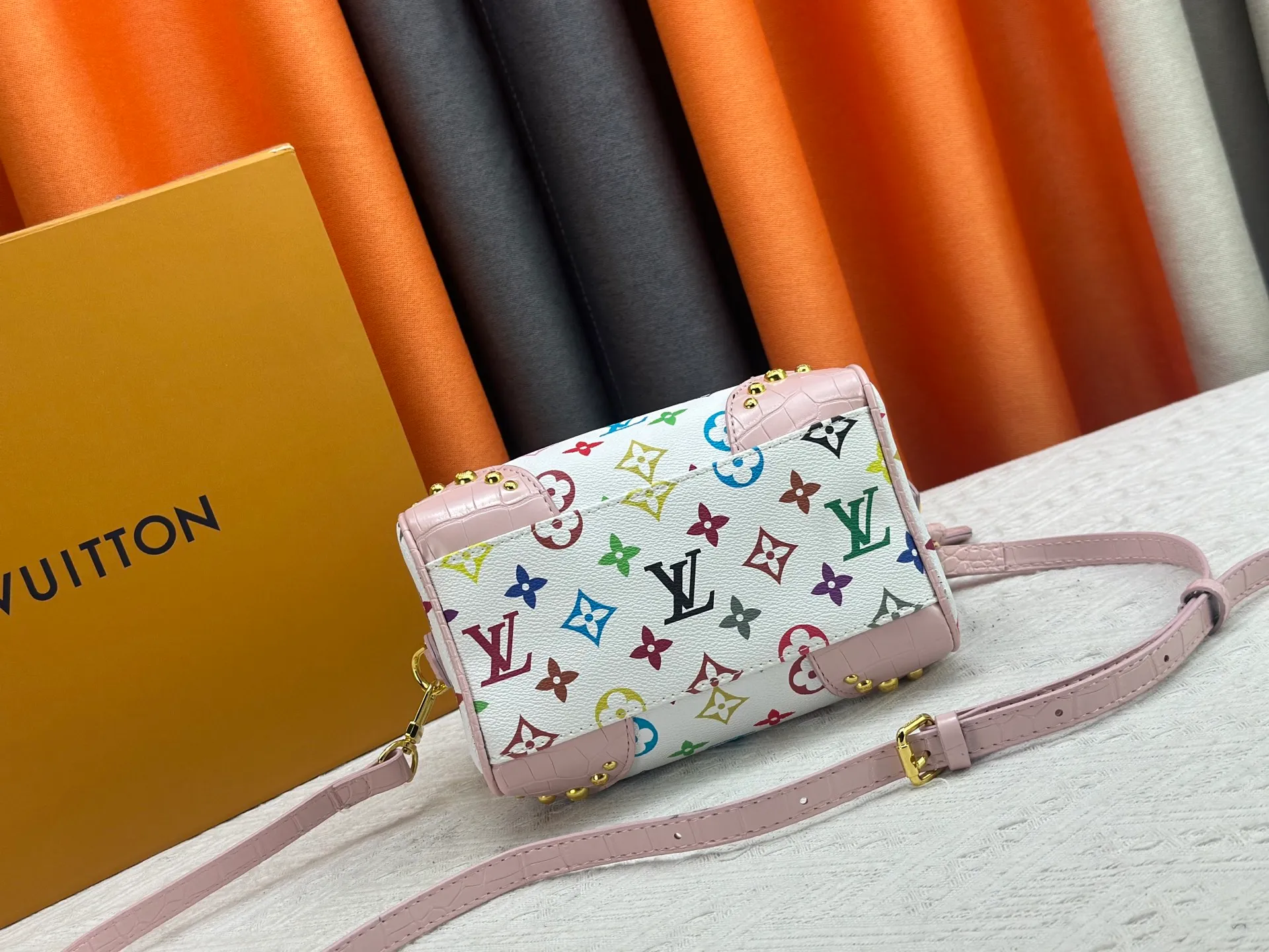 P260 Upgraded original crocodile pattern M13365 M58953 M46234 M46222 Speedy Bandoulière 20 handbag is made of soft coated canvas, and the full-length Monogram pattern is traced in colorful rainbow tones, highlighting the smart style of the Louis Vuitton x Murakami reissue series. The Toron handle and detachable shoulder strap are constructed of cow leather, the metal corners recall classic luggage elements, and the bow-shaped key bag and padlock add brand touches. Dimensions: 20.5 x 13.5 x 12.0 cm (length x height x width)
