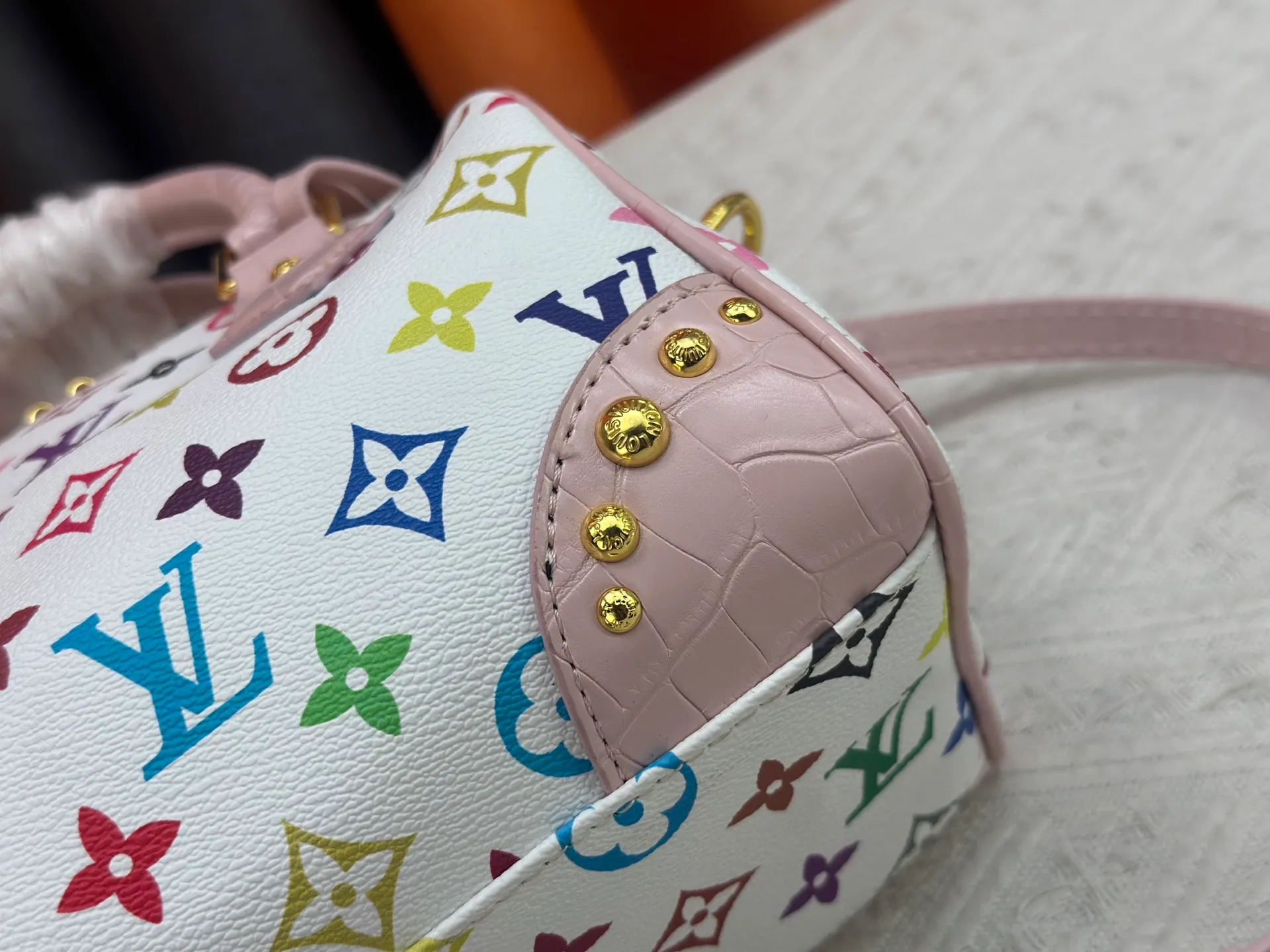 P260 Upgraded original crocodile pattern M13365 M58953 M46234 M46222 Speedy Bandoulière 20 handbag is made of soft coated canvas, and the full-length Monogram pattern is traced in colorful rainbow tones, highlighting the smart style of the Louis Vuitton x Murakami reissue series. The Toron handle and detachable shoulder strap are constructed of cow leather, the metal corners recall classic luggage elements, and the bow-shaped key bag and padlock add brand touches. Dimensions: 20.5 x 13.5 x 12.0 cm (length x height x width)