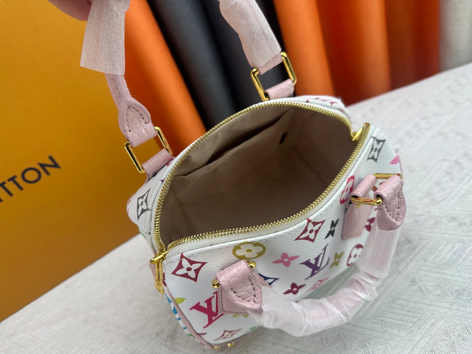 P260 Upgraded original crocodile pattern M13365 M58953 M46234 M46222 Speedy Bandoulière 20 handbag is made of soft coated canvas, and the full-length Monogram pattern is traced in colorful rainbow tones, highlighting the smart style of the Louis Vuitton x Murakami reissue series. The Toron handle and detachable shoulder strap are constructed of cow leather, the metal corners recall classic luggage elements, and the bow-shaped key bag and padlock add brand touches. Dimensions: 20.5 x 13.5 x 12.0 cm (length x height x width)