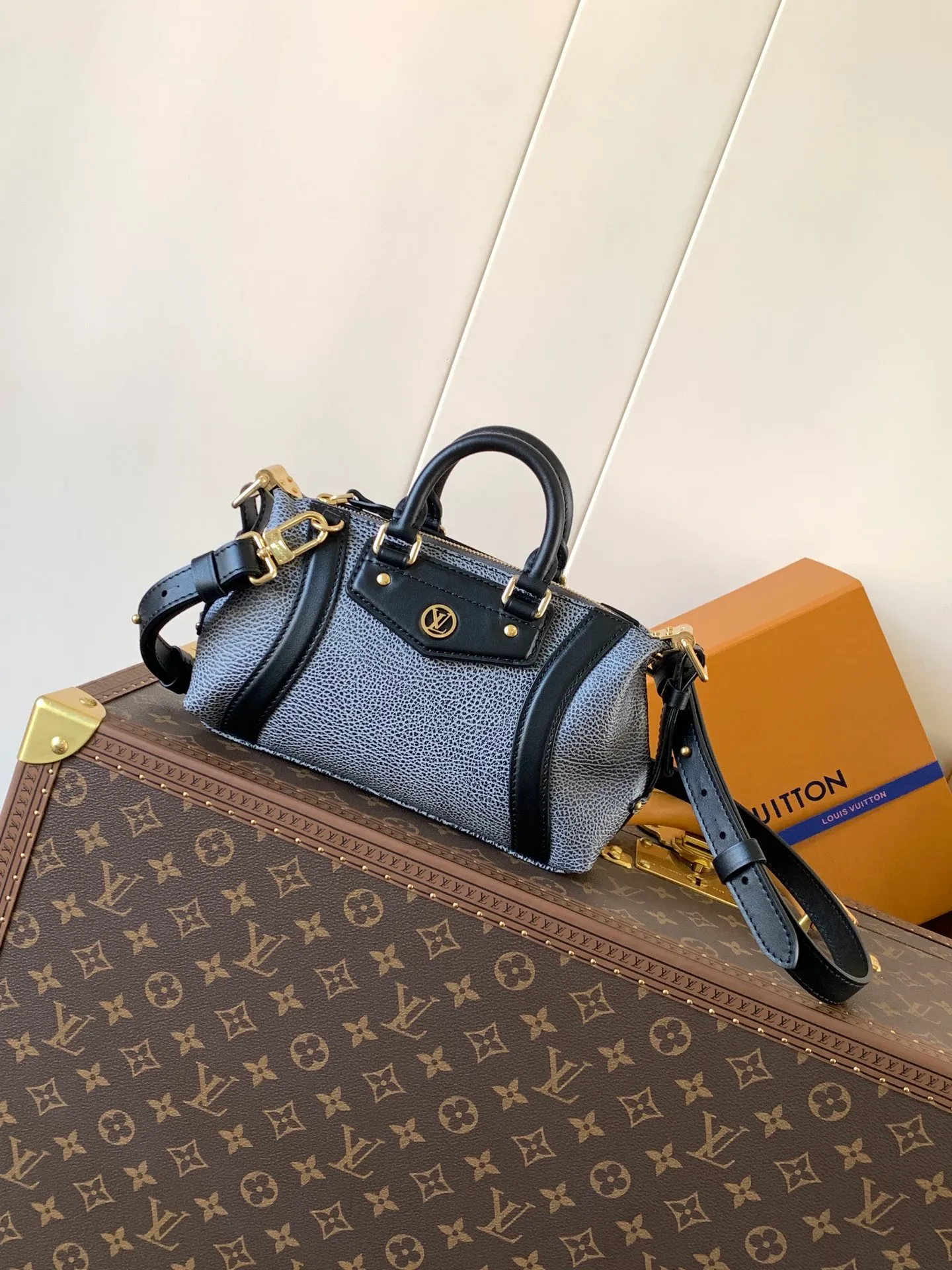 💰1300 (top layer leather) mini size top original order, transcoding chip black M14623 mini M14514 small size M14700 medium size dark gray M14702 medium size light gray M14721 small size This Nano LV Rider handbag comes from the 2025 spring and summer series, incorporating pixelated grain sheep leather with smooth cow leather elements, and then LV Circle The logo is finished with a sophisticated patch. The foldable configuration makes it easy to store in a suitcase, and the modern design adds a rock-n-roll edge to any look.  Mini 10 x 10 x 23 cm Small 12 × 12 × 30 cm Medium 15 × 15 × 38 cm (H x W x L) Sheep leather Cow leather trim Textile lining Metal hardware Zipper closure Side slip straps Internal pocket Holds a 6.7-inch smartphone, Romy card holder and lipstick Shoulder strap: removable, adjustable Strap half-length: 30.0 cm Bag strap half length adjustable to: 45.0 cm Handle: double handle
