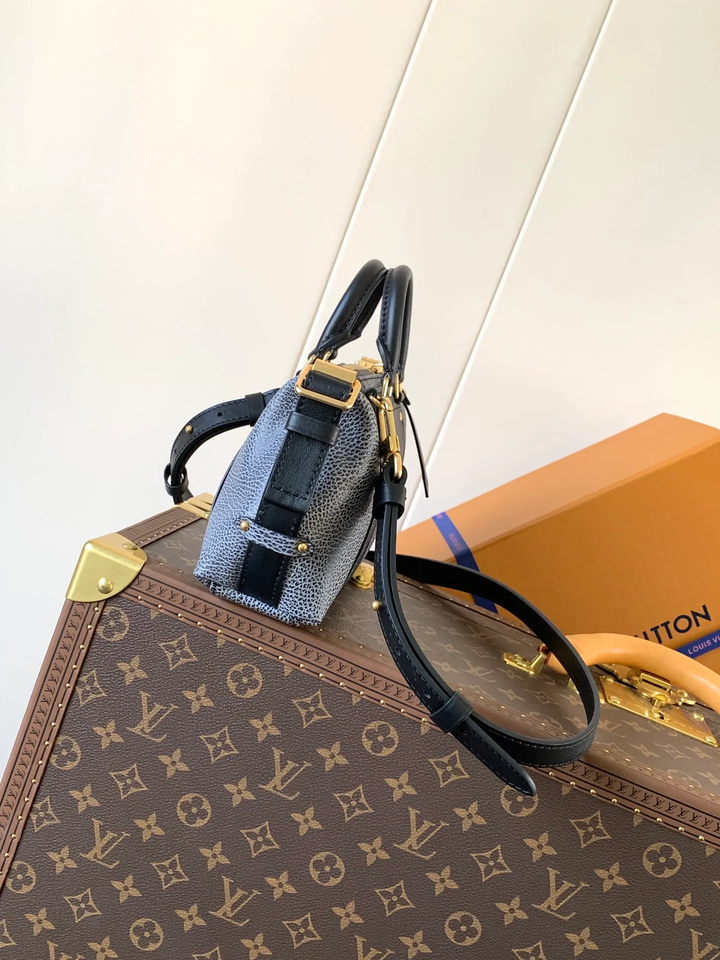 💰1300 (top layer leather) mini size top original order, transcoding chip black M14623 mini M14514 small size M14700 medium size dark gray M14702 medium size light gray M14721 small size This Nano LV Rider handbag comes from the 2025 spring and summer series, incorporating pixelated grain sheep leather with smooth cow leather elements, and then LV Circle The logo is finished with a sophisticated patch. The foldable configuration makes it easy to store in a suitcase, and the modern design adds a rock-n-roll edge to any look.  Mini 10 x 10 x 23 cm Small 12 × 12 × 30 cm Medium 15 × 15 × 38 cm (H x W x L) Sheep leather Cow leather trim Textile lining Metal hardware Zipper closure Side slip straps Internal pocket Holds a 6.7-inch smartphone, Romy card holder and lipstick Shoulder strap: removable, adjustable Strap half-length: 30.0 cm Bag strap half length adjustable to: 45.0 cm Handle: double handle