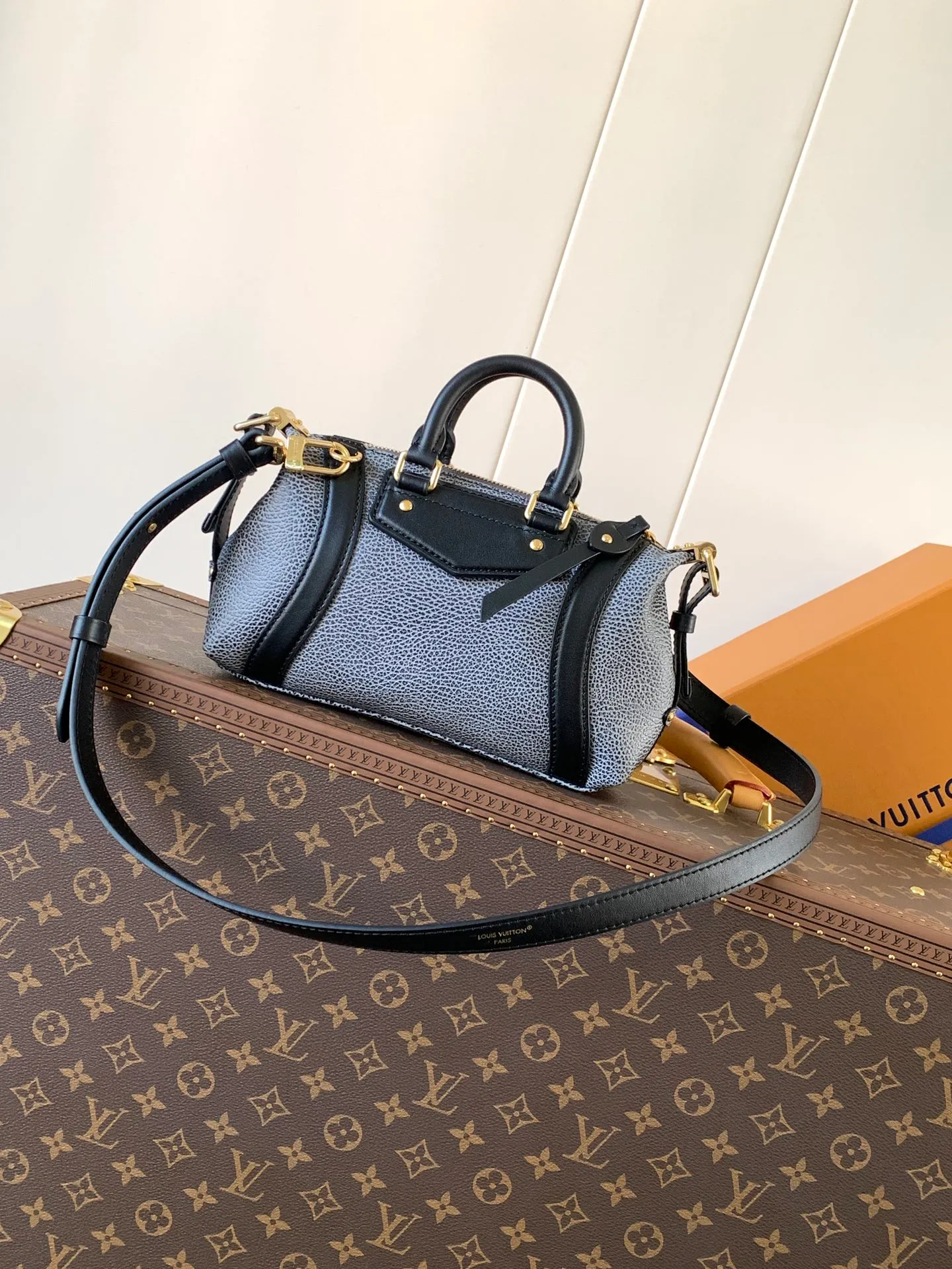 💰1300 (top layer leather) mini size top original order, transcoding chip black M14623 mini M14514 small size M14700 medium size dark gray M14702 medium size light gray M14721 small size This Nano LV Rider handbag comes from the 2025 spring and summer series, incorporating pixelated grain sheep leather with smooth cow leather elements, and then LV Circle The logo is finished with a sophisticated patch. The foldable configuration makes it easy to store in a suitcase, and the modern design adds a rock-n-roll edge to any look.  Mini 10 x 10 x 23 cm Small 12 × 12 × 30 cm Medium 15 × 15 × 38 cm (H x W x L) Sheep leather Cow leather trim Textile lining Metal hardware Zipper closure Side slip straps Internal pocket Holds a 6.7-inch smartphone, Romy card holder and lipstick Shoulder strap: removable, adjustable Strap half-length: 30.0 cm Bag strap half length adjustable to: 45.0 cm Handle: double handle