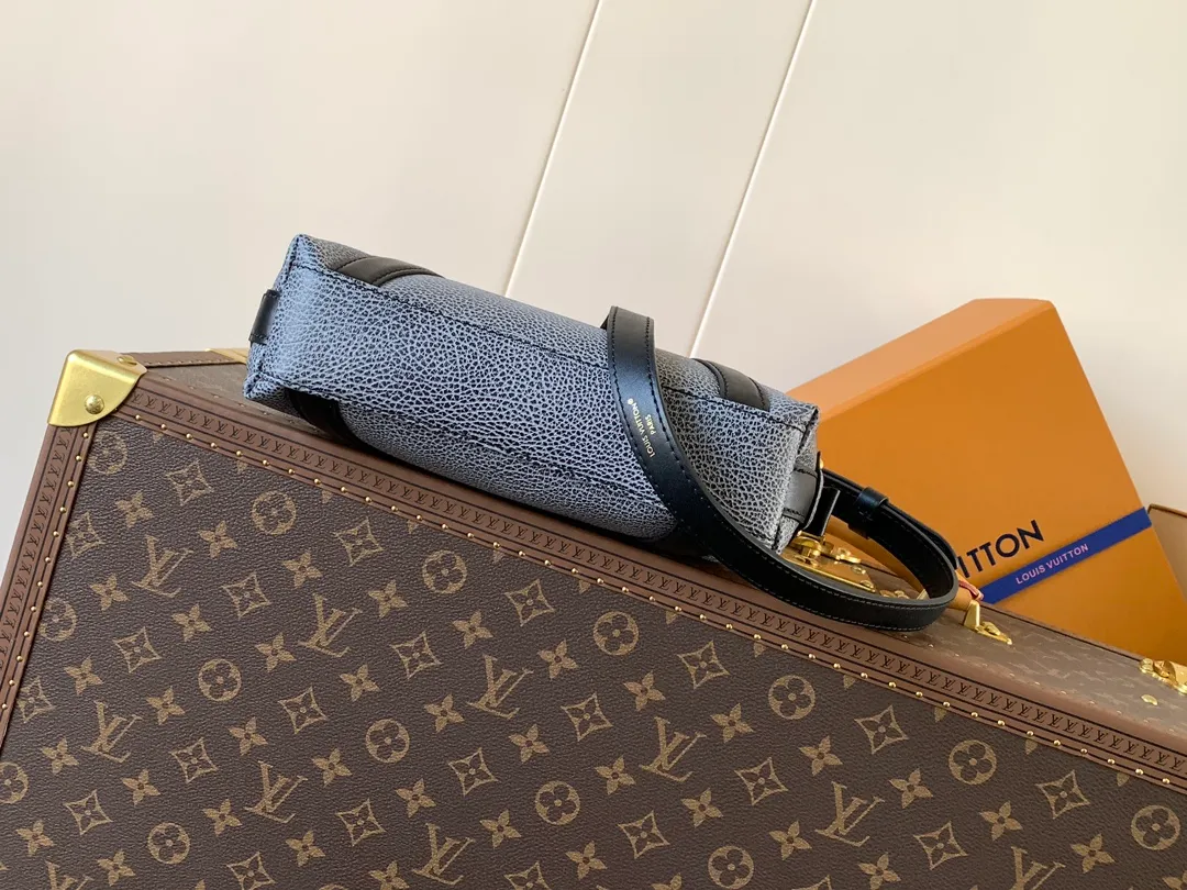 💰1300 (top layer leather) mini size top original order, transcoding chip black M14623 mini M14514 small size M14700 medium size dark gray M14702 medium size light gray M14721 small size This Nano LV Rider handbag comes from the 2025 spring and summer series, incorporating pixelated grain sheep leather with smooth cow leather elements, and then LV Circle The logo is finished with a sophisticated patch. The foldable configuration makes it easy to store in a suitcase, and the modern design adds a rock-n-roll edge to any look.  Mini 10 x 10 x 23 cm Small 12 × 12 × 30 cm Medium 15 × 15 × 38 cm (H x W x L) Sheep leather Cow leather trim Textile lining Metal hardware Zipper closure Side slip straps Internal pocket Holds a 6.7-inch smartphone, Romy card holder and lipstick Shoulder strap: removable, adjustable Strap half-length: 30.0 cm Bag strap half length adjustable to: 45.0 cm Handle: double handle