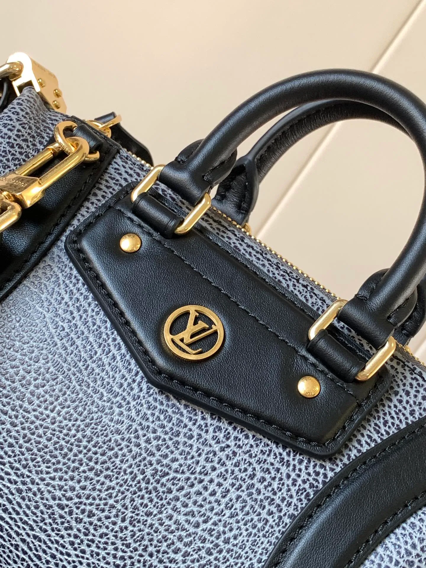 💰1300 (top layer leather) mini size top original order, transcoding chip black M14623 mini M14514 small size M14700 medium size dark gray M14702 medium size light gray M14721 small size This Nano LV Rider handbag comes from the 2025 spring and summer series, incorporating pixelated grain sheep leather with smooth cow leather elements, and then LV Circle The logo is finished with a sophisticated patch. The foldable configuration makes it easy to store in a suitcase, and the modern design adds a rock-n-roll edge to any look.  Mini 10 x 10 x 23 cm Small 12 × 12 × 30 cm Medium 15 × 15 × 38 cm (H x W x L) Sheep leather Cow leather trim Textile lining Metal hardware Zipper closure Side slip straps Internal pocket Holds a 6.7-inch smartphone, Romy card holder and lipstick Shoulder strap: removable, adjustable Strap half-length: 30.0 cm Bag strap half length adjustable to: 45.0 cm Handle: double handle