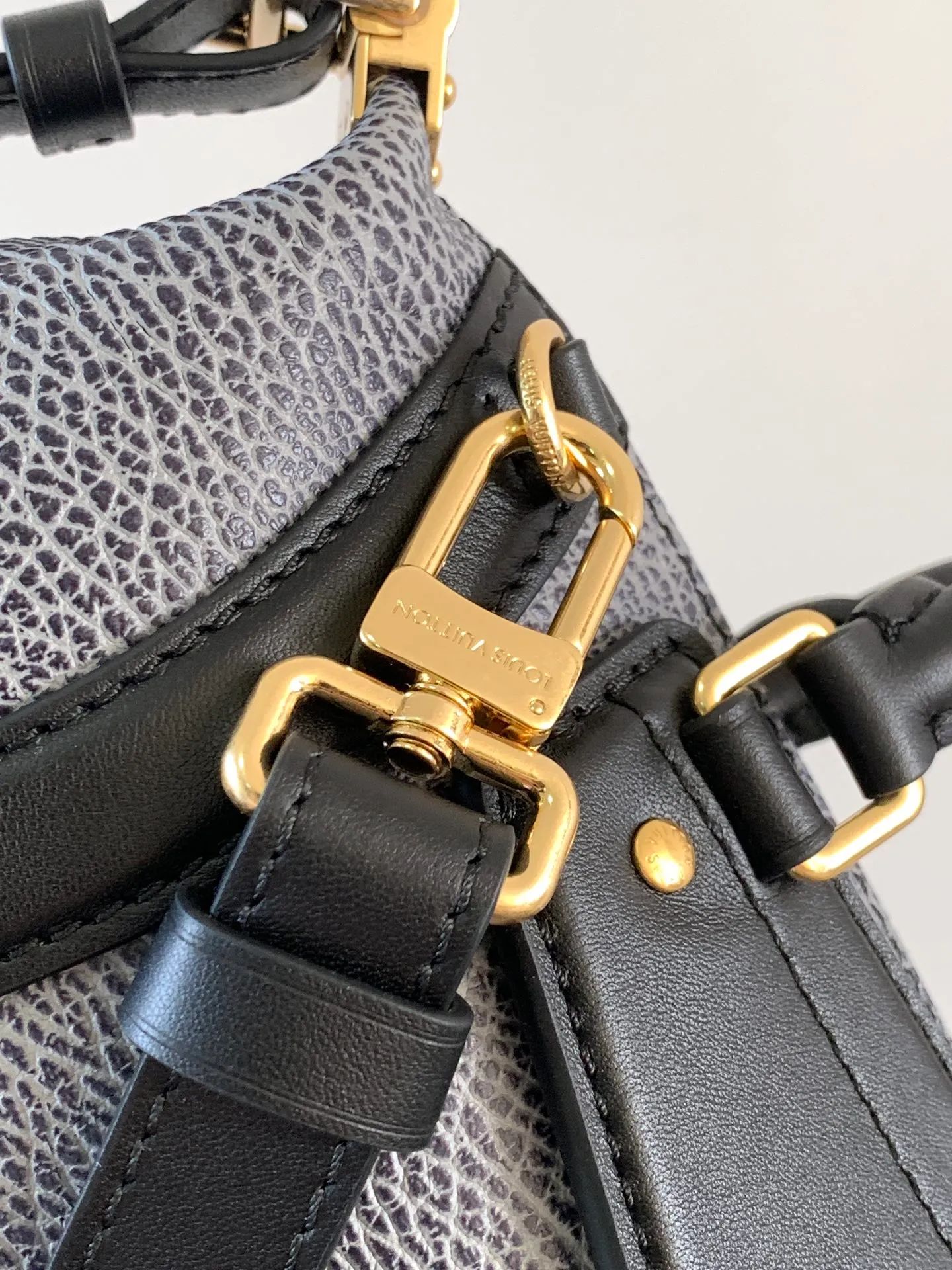 💰1300 (top layer leather) mini size top original order, transcoding chip black M14623 mini M14514 small size M14700 medium size dark gray M14702 medium size light gray M14721 small size This Nano LV Rider handbag comes from the 2025 spring and summer series, incorporating pixelated grain sheep leather with smooth cow leather elements, and then LV Circle The logo is finished with a sophisticated patch. The foldable configuration makes it easy to store in a suitcase, and the modern design adds a rock-n-roll edge to any look.  Mini 10 x 10 x 23 cm Small 12 × 12 × 30 cm Medium 15 × 15 × 38 cm (H x W x L) Sheep leather Cow leather trim Textile lining Metal hardware Zipper closure Side slip straps Internal pocket Holds a 6.7-inch smartphone, Romy card holder and lipstick Shoulder strap: removable, adjustable Strap half-length: 30.0 cm Bag strap half length adjustable to: 45.0 cm Handle: double handle