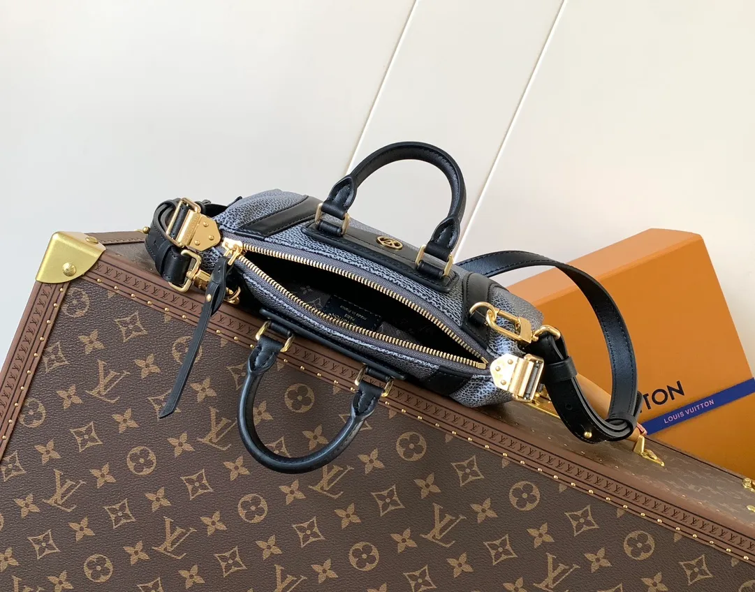 💰1300 (top layer leather) mini size top original order, transcoding chip black M14623 mini M14514 small size M14700 medium size dark gray M14702 medium size light gray M14721 small size This Nano LV Rider handbag comes from the 2025 spring and summer series, incorporating pixelated grain sheep leather with smooth cow leather elements, and then LV Circle The logo is finished with a sophisticated patch. The foldable configuration makes it easy to store in a suitcase, and the modern design adds a rock-n-roll edge to any look.  Mini 10 x 10 x 23 cm Small 12 × 12 × 30 cm Medium 15 × 15 × 38 cm (H x W x L) Sheep leather Cow leather trim Textile lining Metal hardware Zipper closure Side slip straps Internal pocket Holds a 6.7-inch smartphone, Romy card holder and lipstick Shoulder strap: removable, adjustable Strap half-length: 30.0 cm Bag strap half length adjustable to: 45.0 cm Handle: double handle