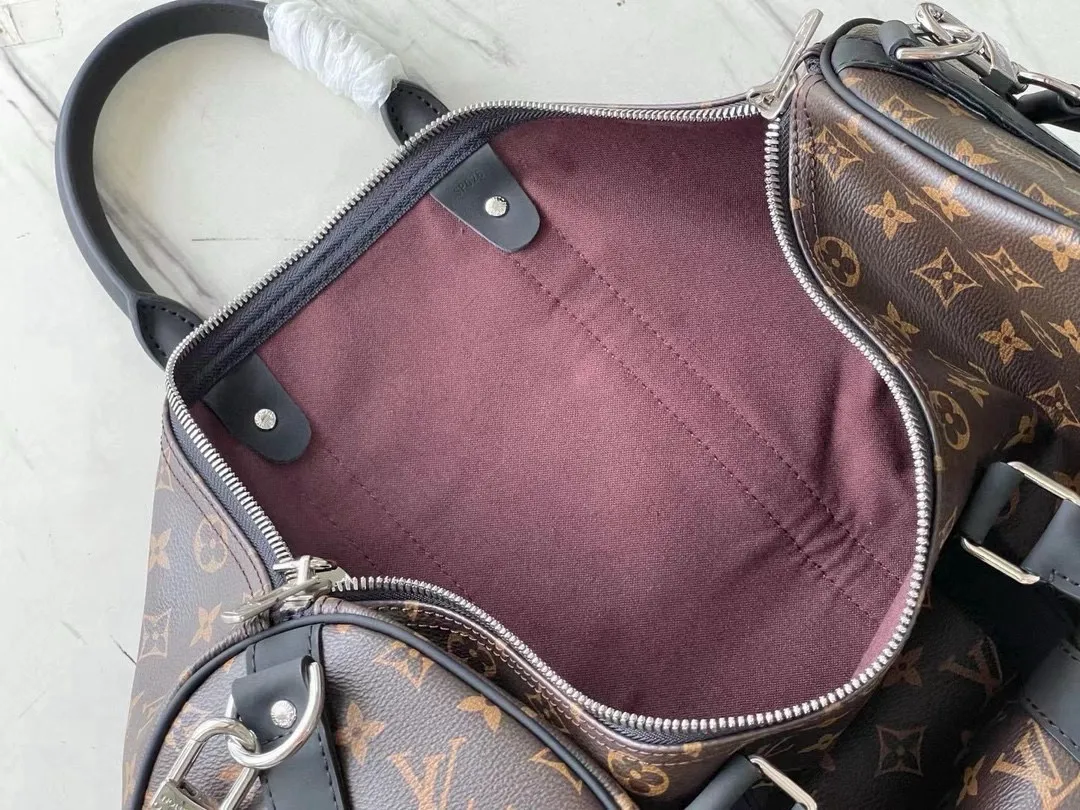 💰960 (45 size) top original order M56711 presbyopic black leather, spacious capacity, flexible use. Durable, safe and reliable. Fashionable style, mature and stable. Features a secure double zipper and padlock, making it perfect for business or pleasure. Dimensions: 45 × 27 × 20 cm. 68%