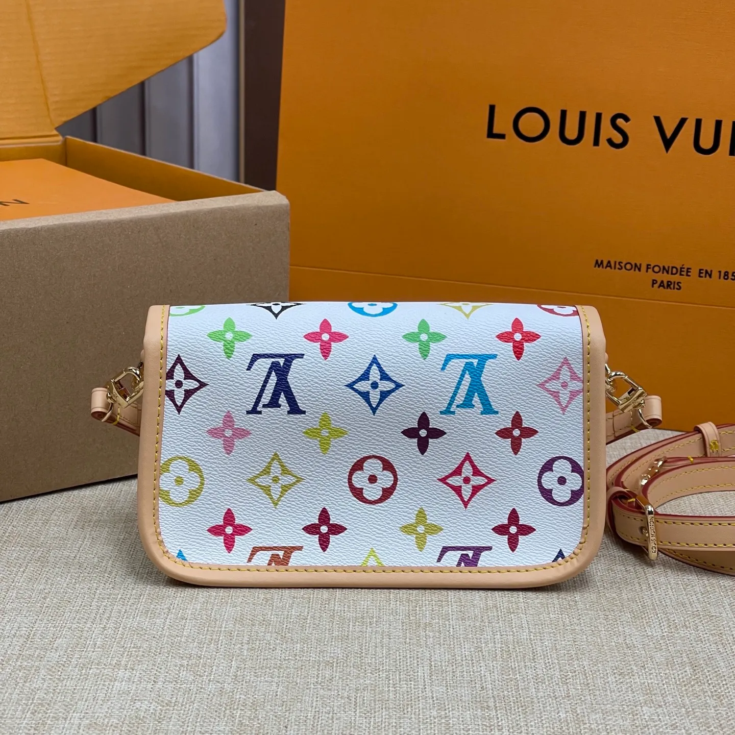 [Upgraded version] P480💰Three Color Series~Upgraded version comes with a full set of gift boxes🎁New size mini 19*10cm. L’s Diane baguette handbags and three-color baguette bags are so beautiful/easy to carry! The leather and color are good, and it comes with two shoulder straps. It’s sweet and salty! Search 🔍 Sancai Lv baguette