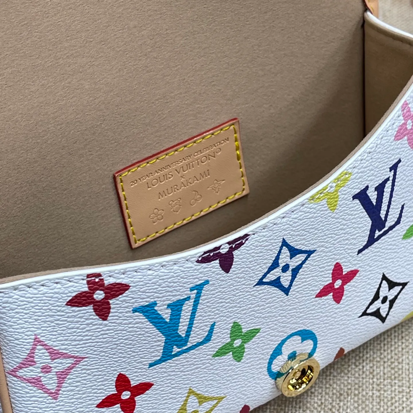 [Upgraded version] P480💰Three Color Series~Upgraded version comes with a full set of gift boxes🎁New size mini 19*10cm. L’s Diane baguette handbags and three-color baguette bags are so beautiful/easy to carry! The leather and color are good, and it comes with two shoulder straps. It’s sweet and salty! Search 🔍 Sancai Lv baguette