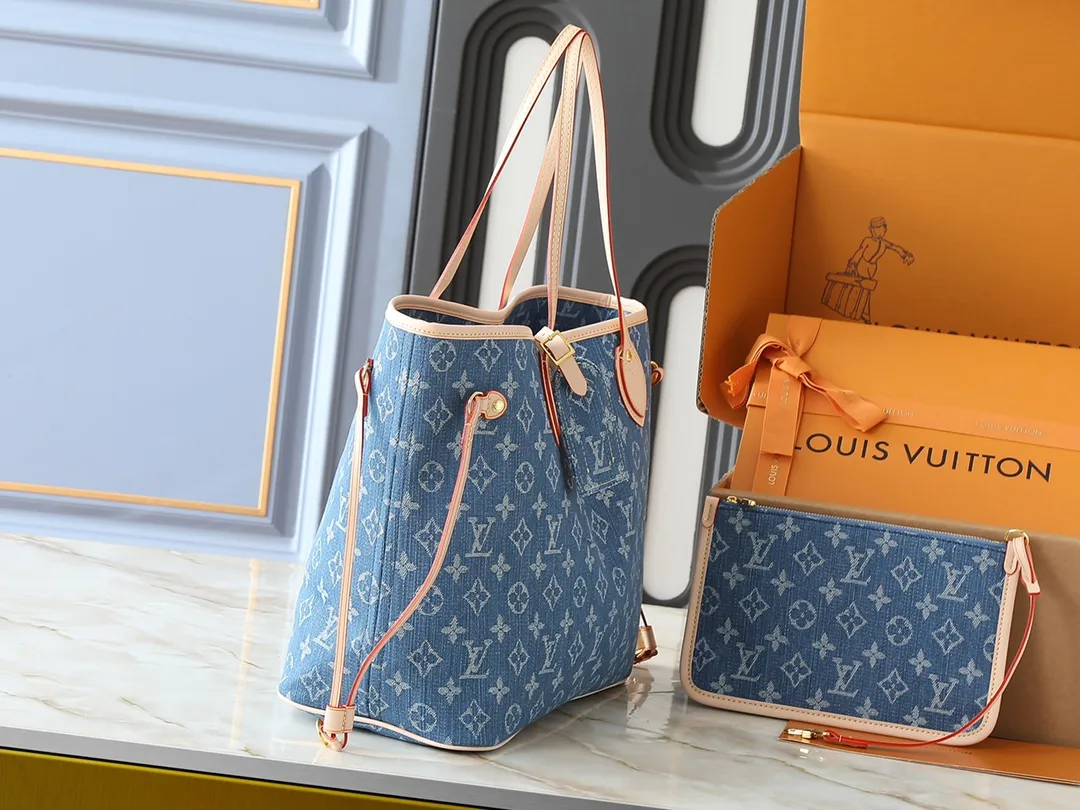💰280💰Upgraded from the original M13192 M40995, this medium-sized Neverfull handbag is made of Monogram denim embellished with cow leather trim. The adjustable straps on the side can flexibly tighten the silhouette, making it a classic choice for urban travel. Plenty of space can easily store a 13-inch laptop, and multiple pockets such as a detachable zipper bag complete the functionality. Dimensions: 31.0 x 28.0 x 14.0 cm (length x height x width)