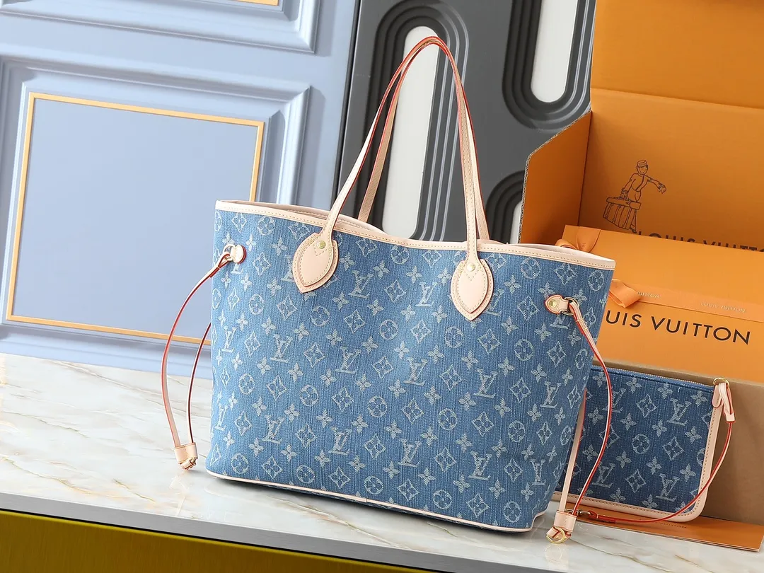 💰280💰Upgraded from the original M13192 M40995, this medium-sized Neverfull handbag is made of Monogram denim embellished with cow leather trim. The adjustable straps on the side can flexibly tighten the silhouette, making it a classic choice for urban travel. Plenty of space can easily store a 13-inch laptop, and multiple pockets such as a detachable zipper bag complete the functionality. Dimensions: 31.0 x 28.0 x 14.0 cm (length x height x width)