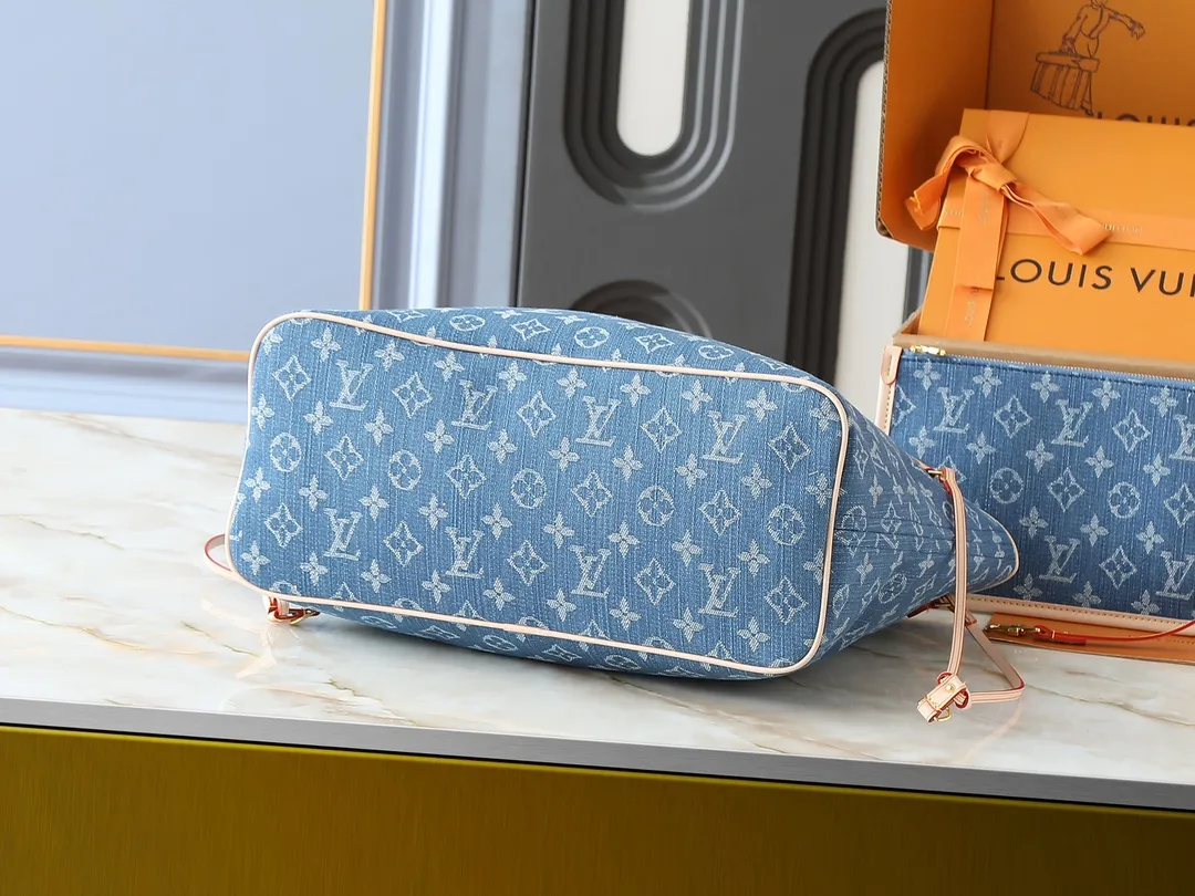 💰280💰Upgraded from the original M13192 M40995, this medium-sized Neverfull handbag is made of Monogram denim embellished with cow leather trim. The adjustable straps on the side can flexibly tighten the silhouette, making it a classic choice for urban travel. Plenty of space can easily store a 13-inch laptop, and multiple pockets such as a detachable zipper bag complete the functionality. Dimensions: 31.0 x 28.0 x 14.0 cm (length x height x width)