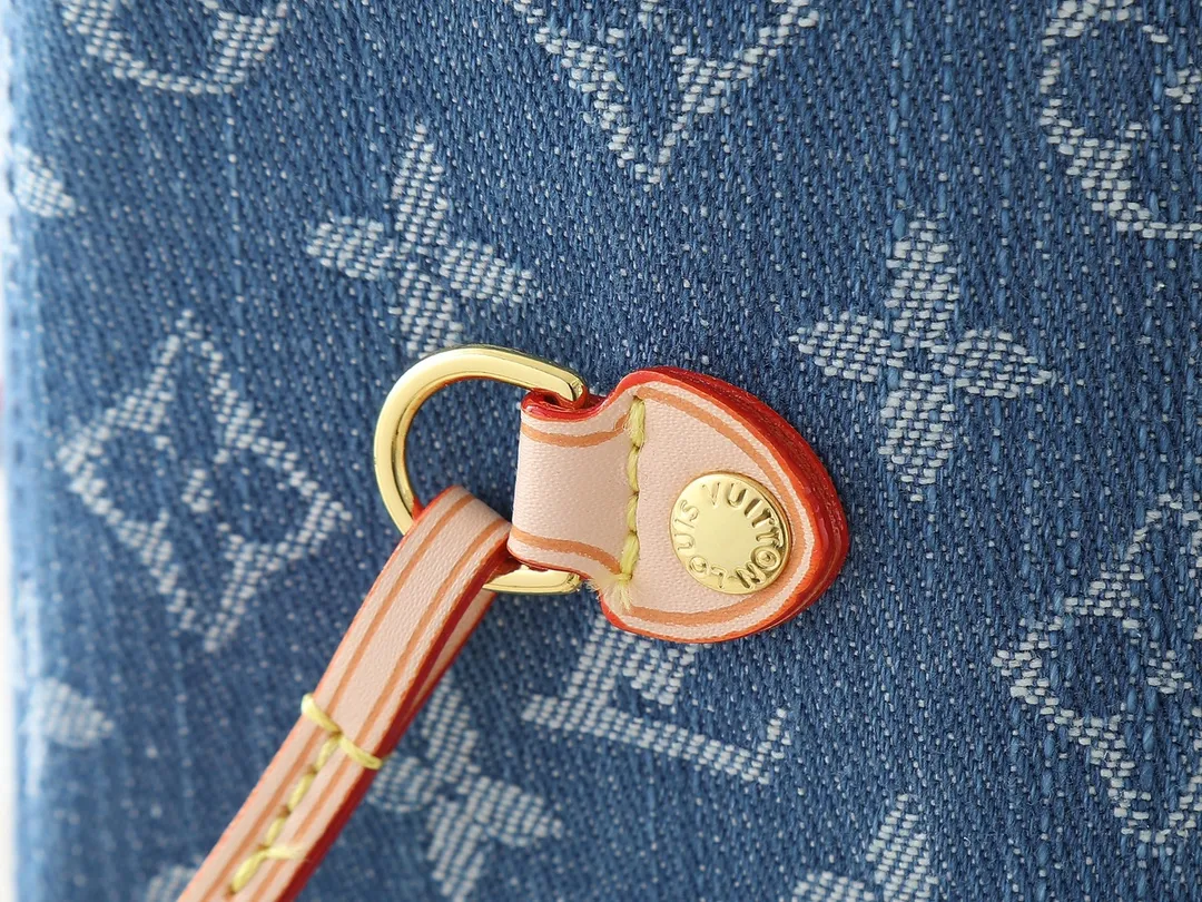 💰280💰Upgraded from the original M13192 M40995, this medium-sized Neverfull handbag is made of Monogram denim embellished with cow leather trim. The adjustable straps on the side can flexibly tighten the silhouette, making it a classic choice for urban travel. Plenty of space can easily store a 13-inch laptop, and multiple pockets such as a detachable zipper bag complete the functionality. Dimensions: 31.0 x 28.0 x 14.0 cm (length x height x width)
