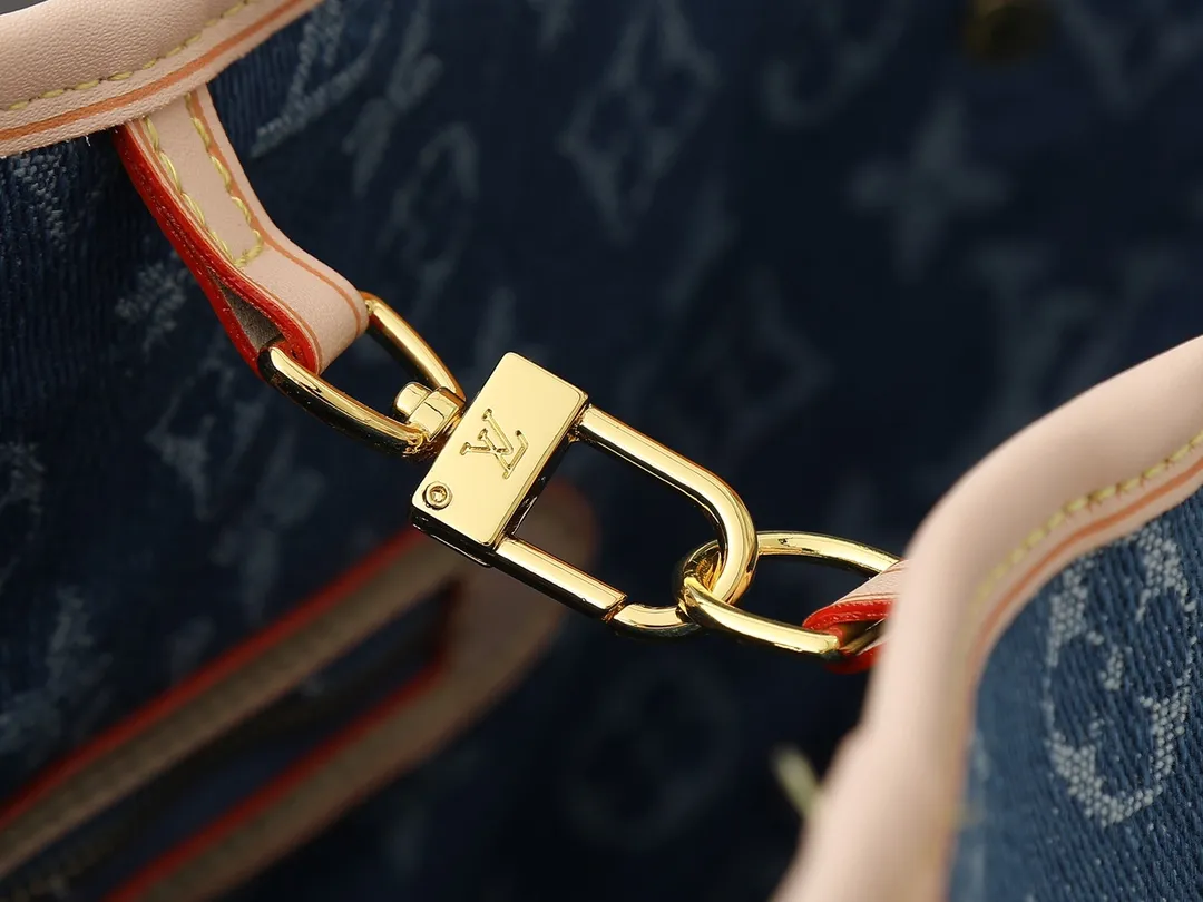 💰280💰Upgraded from the original M13192 M40995, this medium-sized Neverfull handbag is made of Monogram denim embellished with cow leather trim. The adjustable straps on the side can flexibly tighten the silhouette, making it a classic choice for urban travel. Plenty of space can easily store a 13-inch laptop, and multiple pockets such as a detachable zipper bag complete the functionality. Dimensions: 31.0 x 28.0 x 14.0 cm (length x height x width)