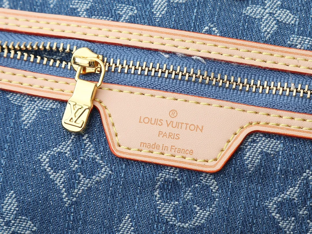 💰280💰Upgraded from the original M13192 M40995, this medium-sized Neverfull handbag is made of Monogram denim embellished with cow leather trim. The adjustable straps on the side can flexibly tighten the silhouette, making it a classic choice for urban travel. Plenty of space can easily store a 13-inch laptop, and multiple pockets such as a detachable zipper bag complete the functionality. Dimensions: 31.0 x 28.0 x 14.0 cm (length x height x width)