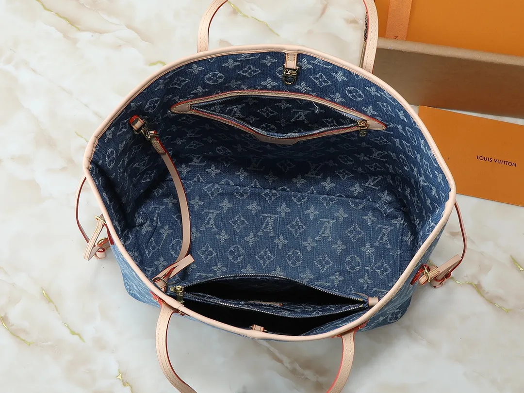 💰280💰Upgraded from the original M13192 M40995, this medium-sized Neverfull handbag is made of Monogram denim embellished with cow leather trim. The adjustable straps on the side can flexibly tighten the silhouette, making it a classic choice for urban travel. Plenty of space can easily store a 13-inch laptop, and multiple pockets such as a detachable zipper bag complete the functionality. Dimensions: 31.0 x 28.0 x 14.0 cm (length x height x width)