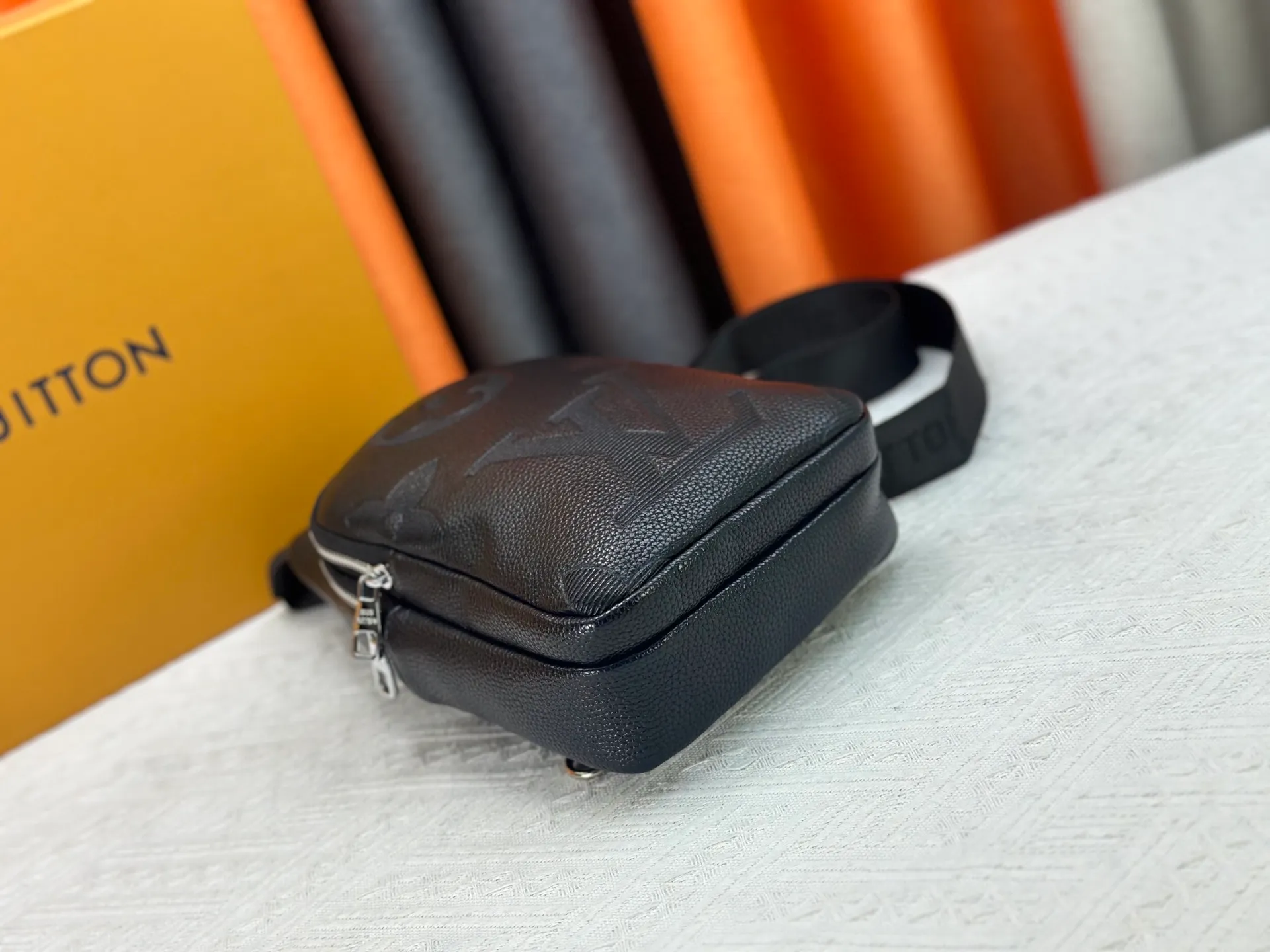 P300 latest style＜LV＞Men's 👮chest bag💯hot shipment❗️(actual photo taken📷without any added effects)original imported first-layer cowhide👍soft and comfortable leather feel✌️intimately designed headphone cable drilling, using special hardware.original lining💪senior tailor✂️unique casual high-end style🙌Model: 1053 M46344 Color: black. Size: 30×17×5cm