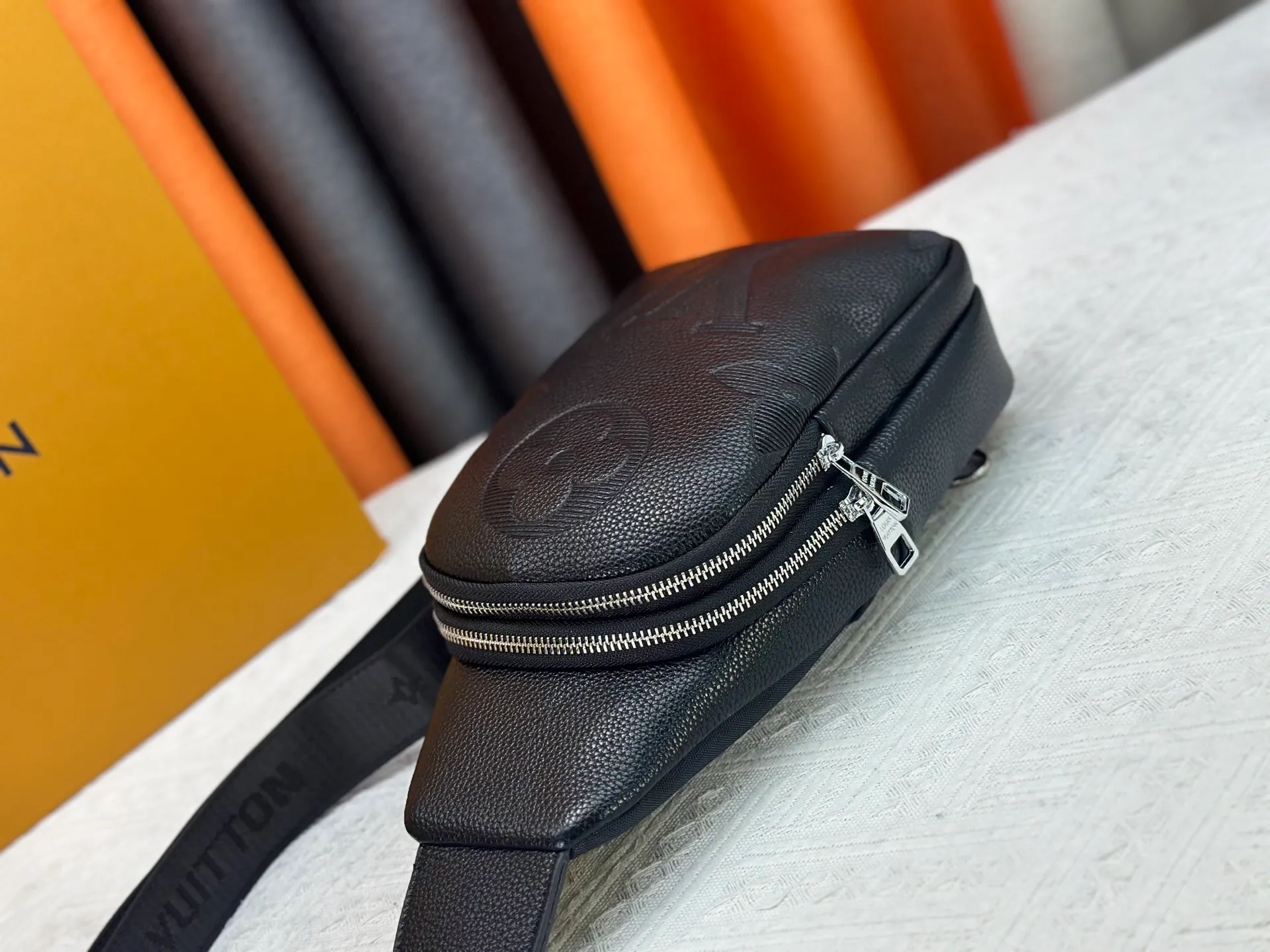 P300 latest style＜LV＞Men's 👮chest bag💯hot shipment❗️(actual photo taken📷without any added effects)original imported first-layer cowhide👍soft and comfortable leather feel✌️intimately designed headphone cable drilling, using special hardware.original lining💪senior tailor✂️unique casual high-end style🙌Model: 1053 M46344 Color: black. Size: 30×17×5cm