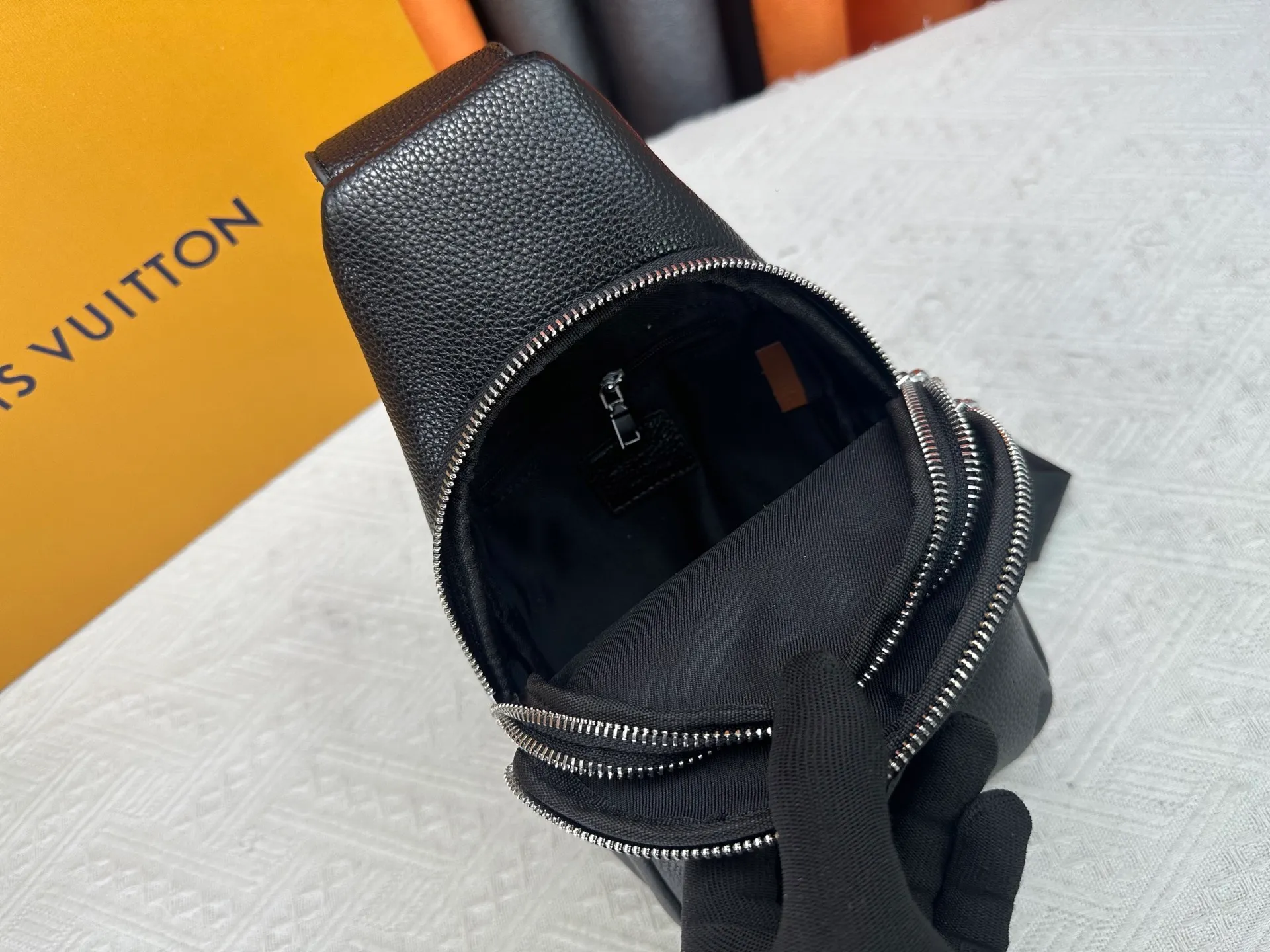 P300 latest style＜LV＞Men's 👮chest bag💯hot shipment❗️(actual photo taken📷without any added effects)original imported first-layer cowhide👍soft and comfortable leather feel✌️intimately designed headphone cable drilling, using special hardware.original lining💪senior tailor✂️unique casual high-end style🙌Model: 1053 M46344 Color: black. Size: 30×17×5cm