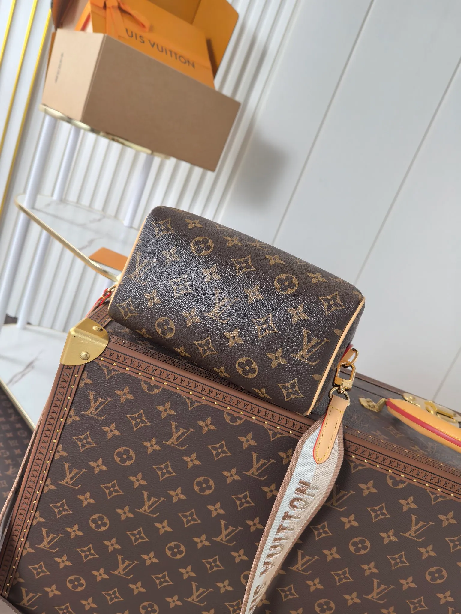 💰680💰(Dynamic chip 163c01 top original order) M46234 M46222 This Speedy Bandoulière 20 handbag condenses the brand's traditional Speedy travel bag design, which is made of Monogram canvas with fabric lining and cow leather trim. The wide, removable and adjustable fabric shoulder strap features Louis Vuitton's signature texture, and the rolled leather handles add to the carrying options. Dimensions: 20.5 x 13.5 x 12.0 cm (length x height x width)