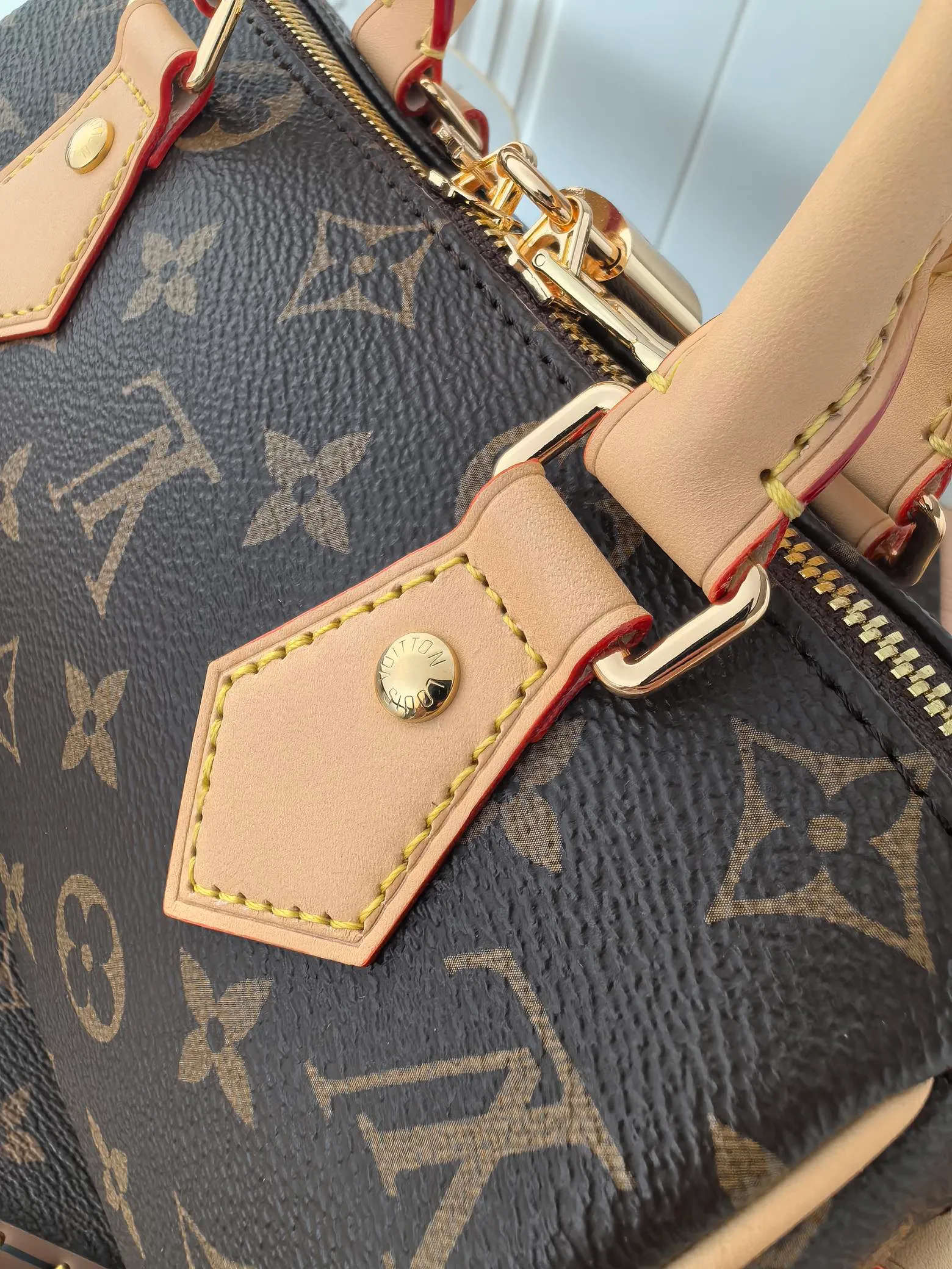 💰680💰(Dynamic chip 163c01 top original order) M46234 M46222 This Speedy Bandoulière 20 handbag condenses the brand's traditional Speedy travel bag design, which is made of Monogram canvas with fabric lining and cow leather trim. The wide, removable and adjustable fabric shoulder strap features Louis Vuitton's signature texture, and the rolled leather handles add to the carrying options. Dimensions: 20.5 x 13.5 x 12.0 cm (length x height x width)
