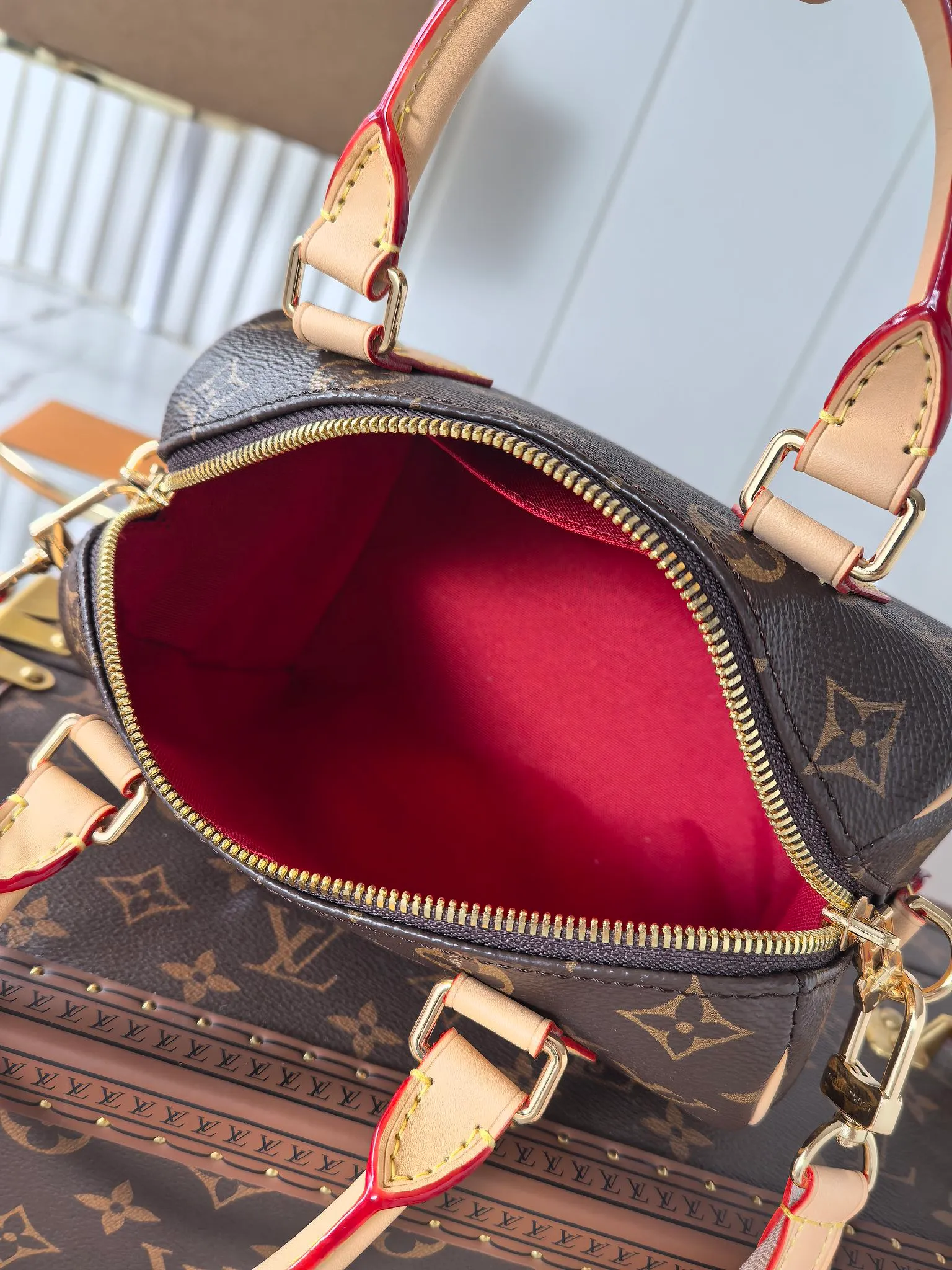 💰680💰(Dynamic chip 163c01 top original order) M46234 M46222 This Speedy Bandoulière 20 handbag condenses the brand's traditional Speedy travel bag design, which is made of Monogram canvas with fabric lining and cow leather trim. The wide, removable and adjustable fabric shoulder strap features Louis Vuitton's signature texture, and the rolled leather handles add to the carrying options. Dimensions: 20.5 x 13.5 x 12.0 cm (length x height x width)