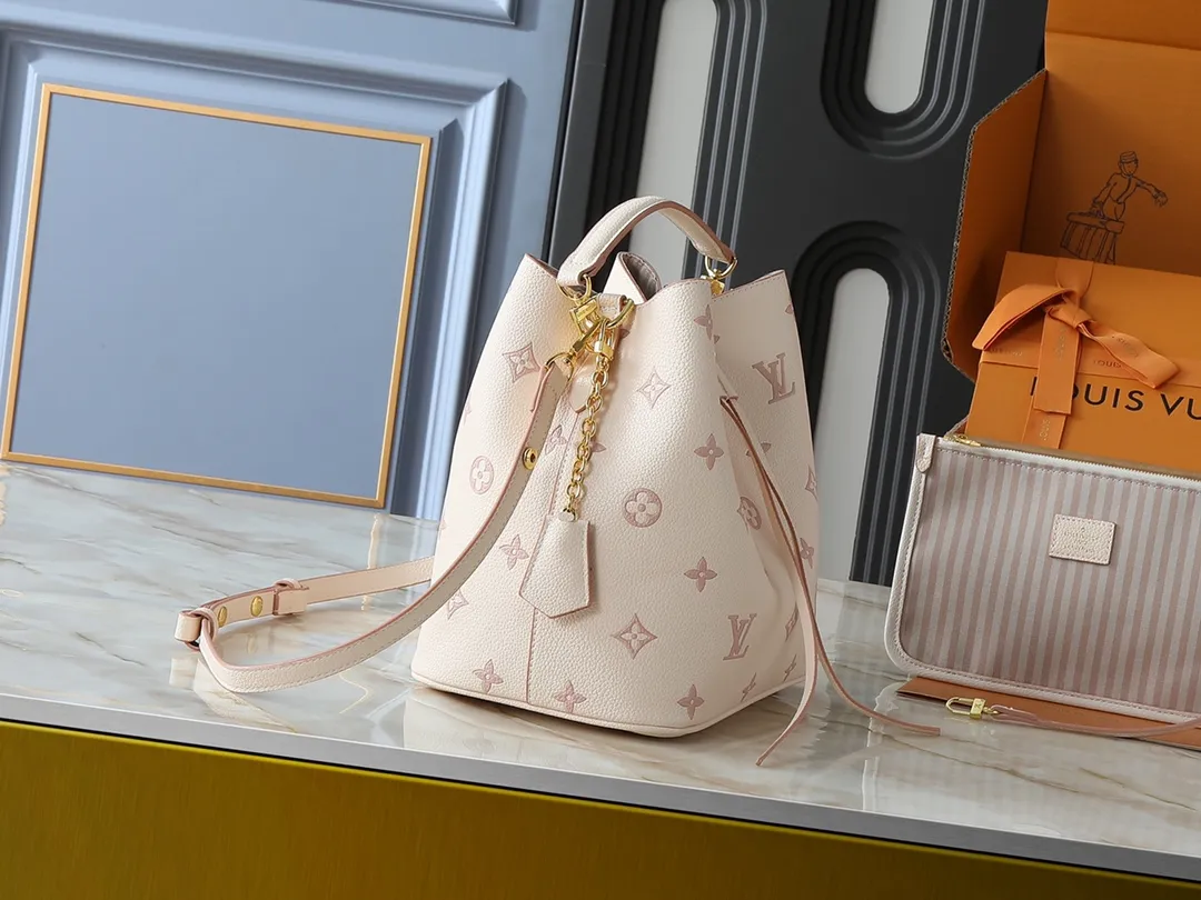 💰260💰Upgraded from the original M14401 M44022. This medium-sized NéoNoé handbag uses classic Monogram Empreinte leather to interpret the same color aesthetics, and uses dazzling chain decoration to release the new ideas of the season. The neat interior is equipped with multiple compartments and a removable storage bag for convenient storage of small items. Dimensions: 26.0 x 26.0 x 17.5 cm (length x height x width)