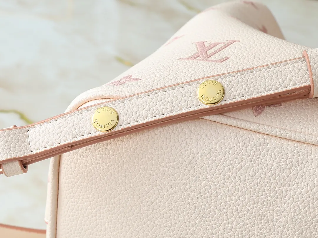 💰260💰Upgraded from the original M14401 M44022. This medium-sized NéoNoé handbag uses classic Monogram Empreinte leather to interpret the same color aesthetics, and uses dazzling chain decoration to release the new ideas of the season. The neat interior is equipped with multiple compartments and a removable storage bag for convenient storage of small items. Dimensions: 26.0 x 26.0 x 17.5 cm (length x height x width)