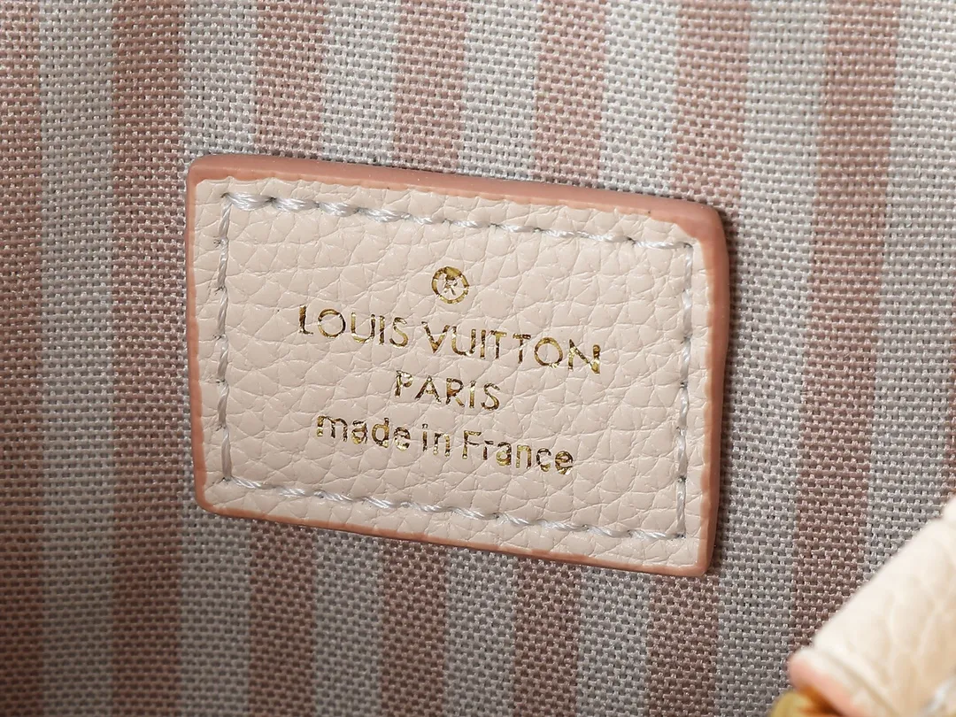 💰260💰Upgraded from the original M14401 M44022. This medium-sized NéoNoé handbag uses classic Monogram Empreinte leather to interpret the same color aesthetics, and uses dazzling chain decoration to release the new ideas of the season. The neat interior is equipped with multiple compartments and a removable storage bag for convenient storage of small items. Dimensions: 26.0 x 26.0 x 17.5 cm (length x height x width)
