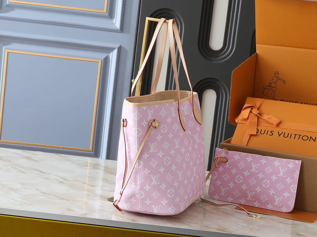 💰300💰Upgraded original M40995 The legendary Neverfull handbag can always meet your various handbag needs. It has a large capacity but is not bulky. It is stiff and soft to the touch, making it suitable for home and travel. Tighten the side ties and it instantly transforms into a stylish urban handbag. Loosen the straps and it transforms into a chic and practical handbag. The slender leather handle can be carried over the shoulder or between the arms. The model shown here is made of Damier Ebène canvas. Dimensions: 31.0 x 28.0 x 14.0 cm